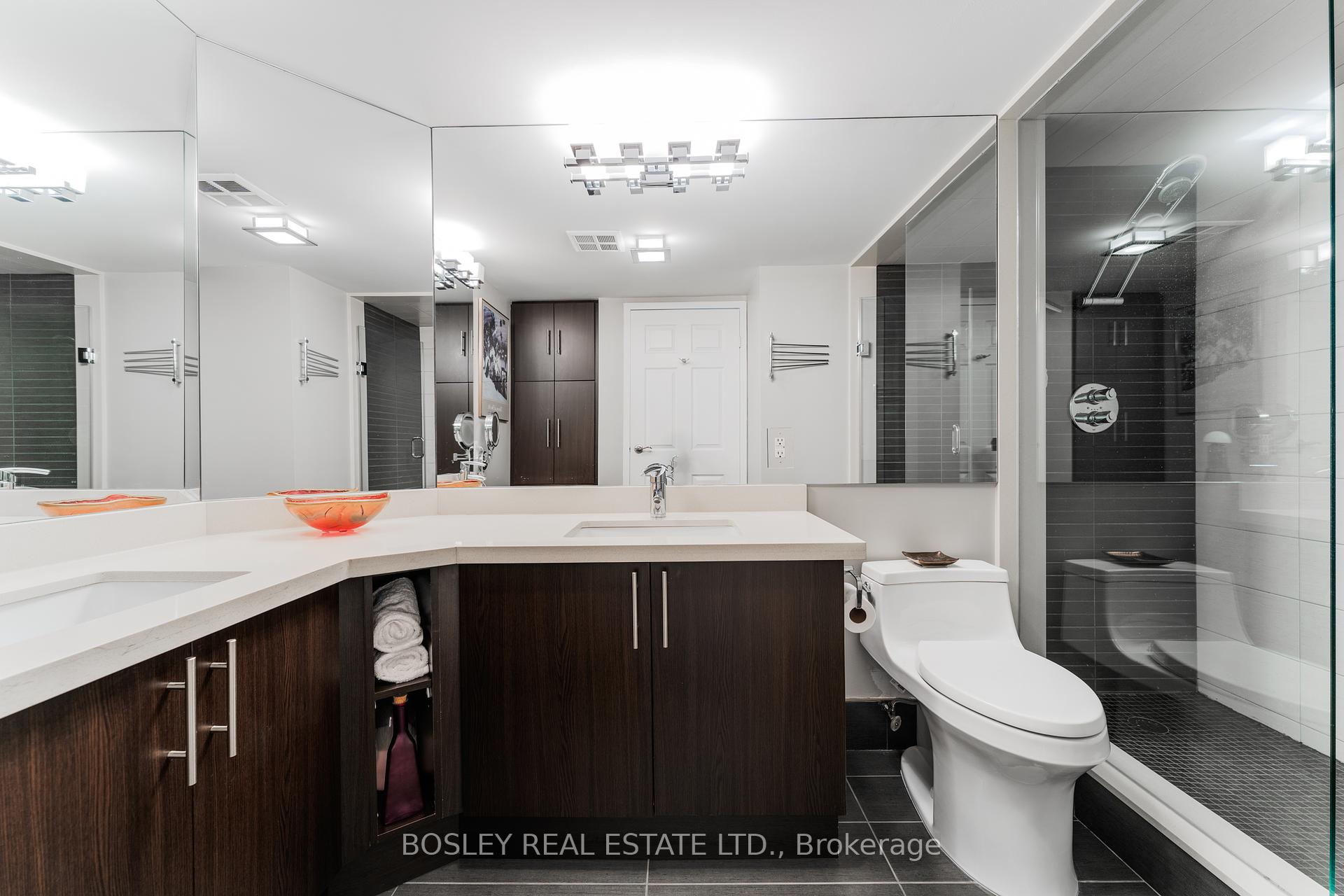 2 Bedrooms Condo at 10 Queens,  Toronto For sale