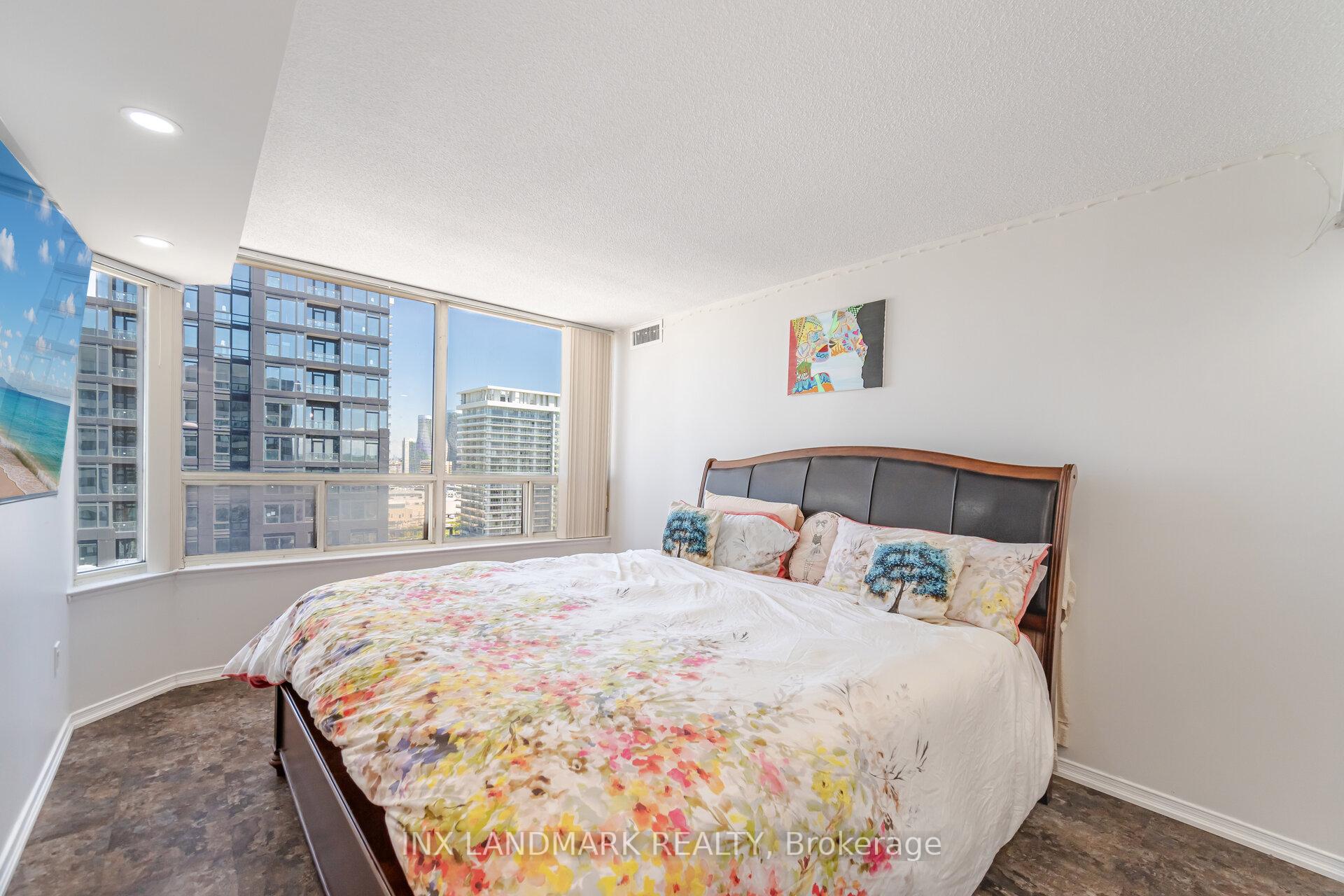 3 Bedrooms Condo at 330 Rathburn, Mississauga For sale