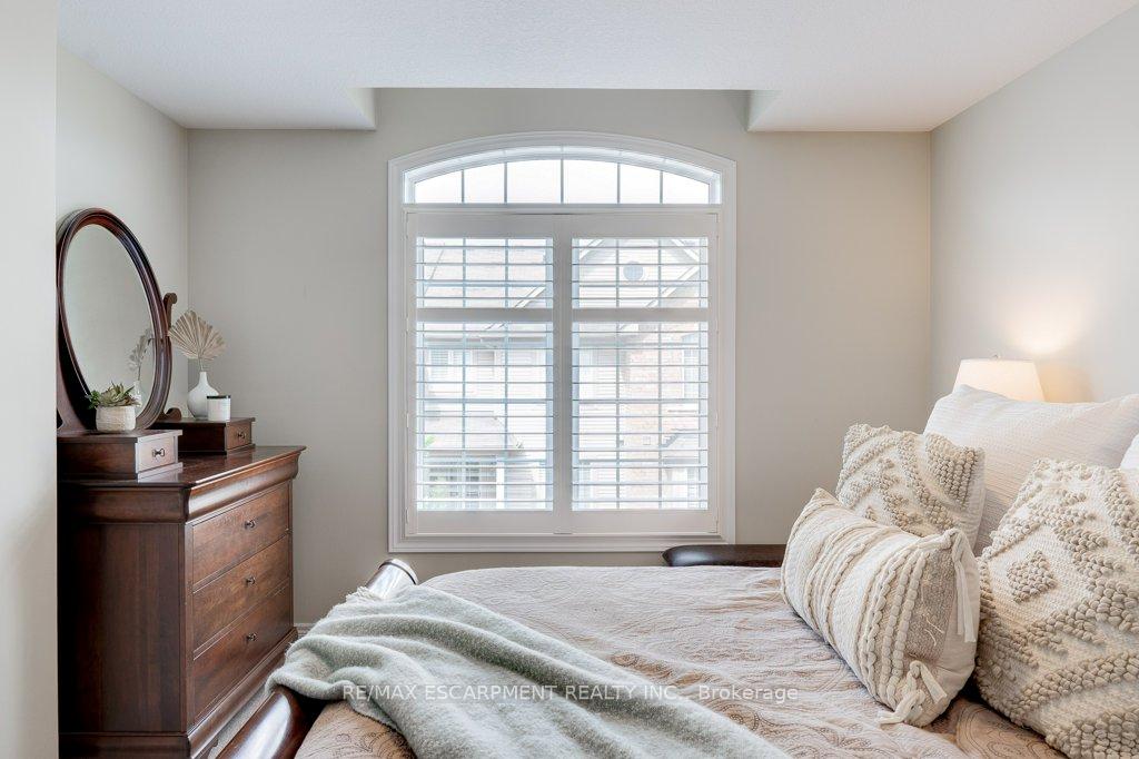 2 Bedrooms Condo at 257 Parkside, Hamilton For sale