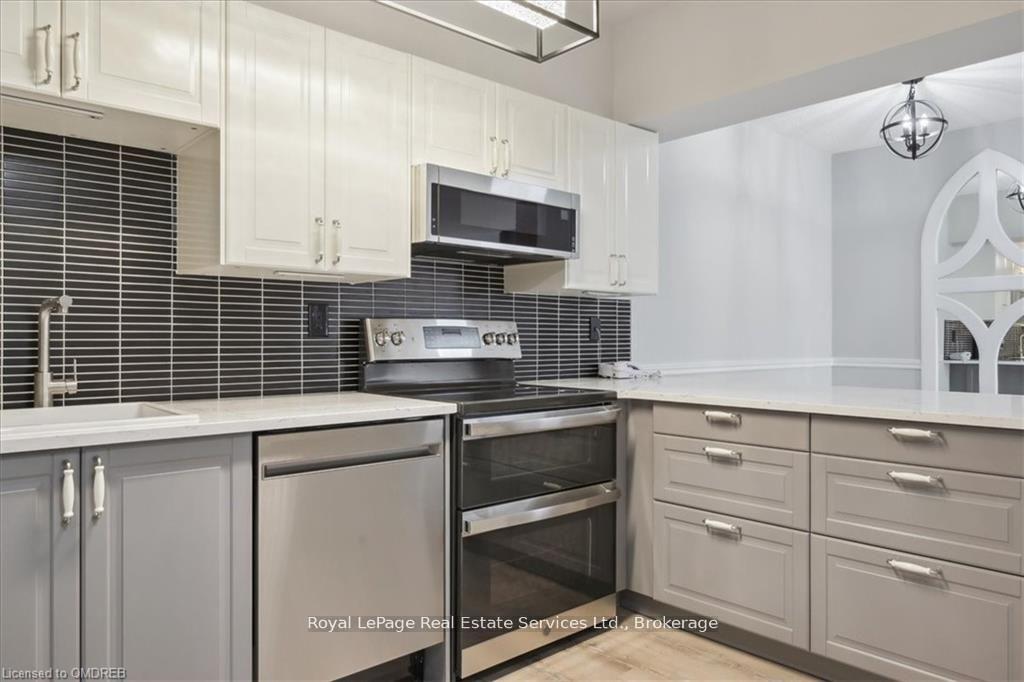 2 Bedrooms Condo at 162 REYNOLDS,  Oakville For sale