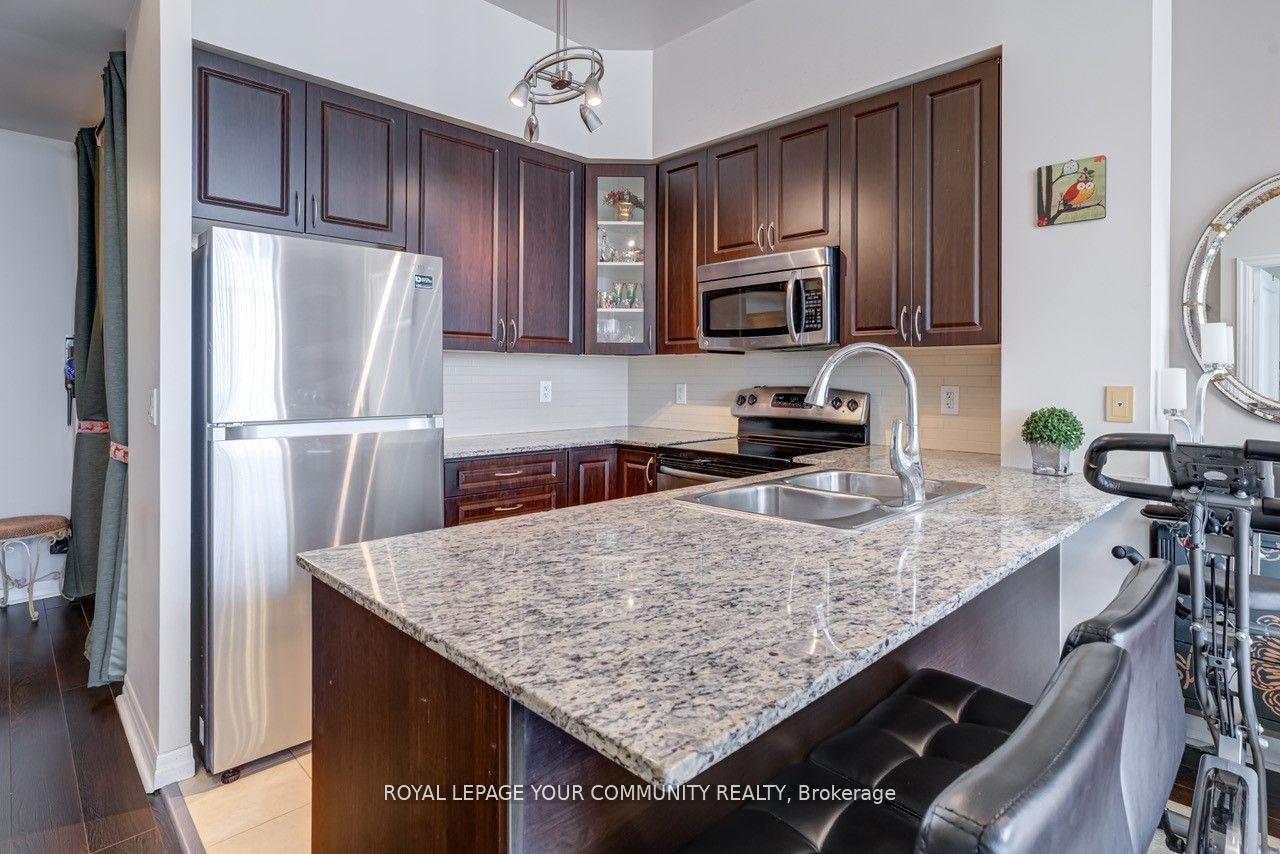 2 Bedrooms Condo at 225 Webb, Mississauga For sale