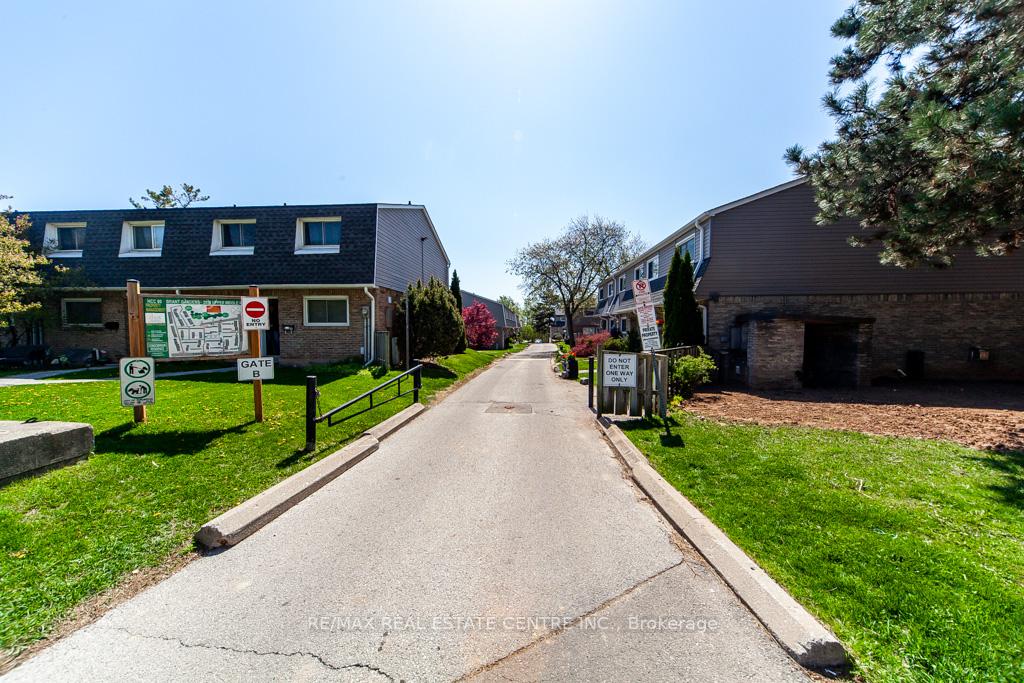 3 Bedrooms Condo at 2050 Upper Middle, Burlington For sale