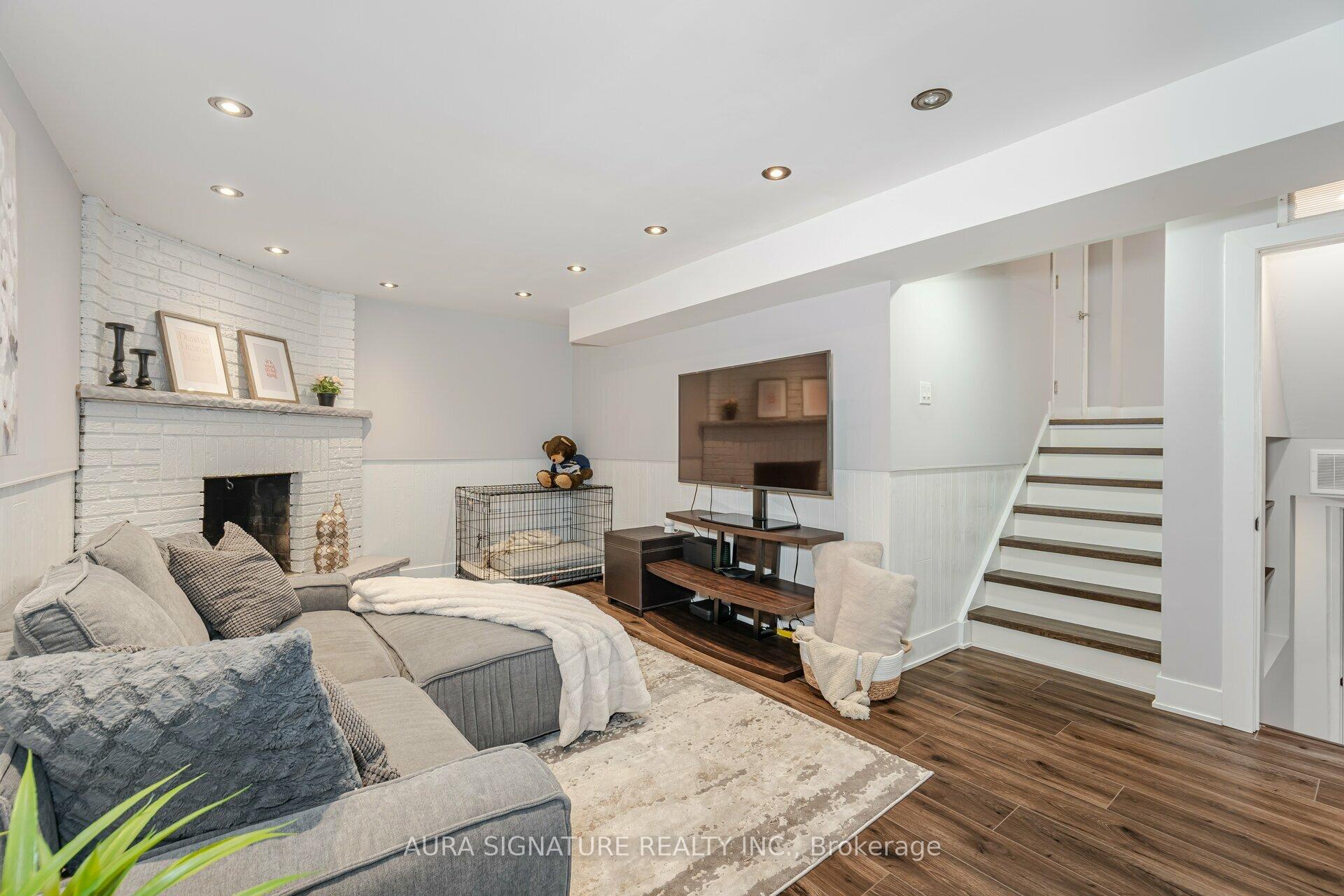 3 Bedrooms Condo at 88 Rainbow, Vaughan For sale