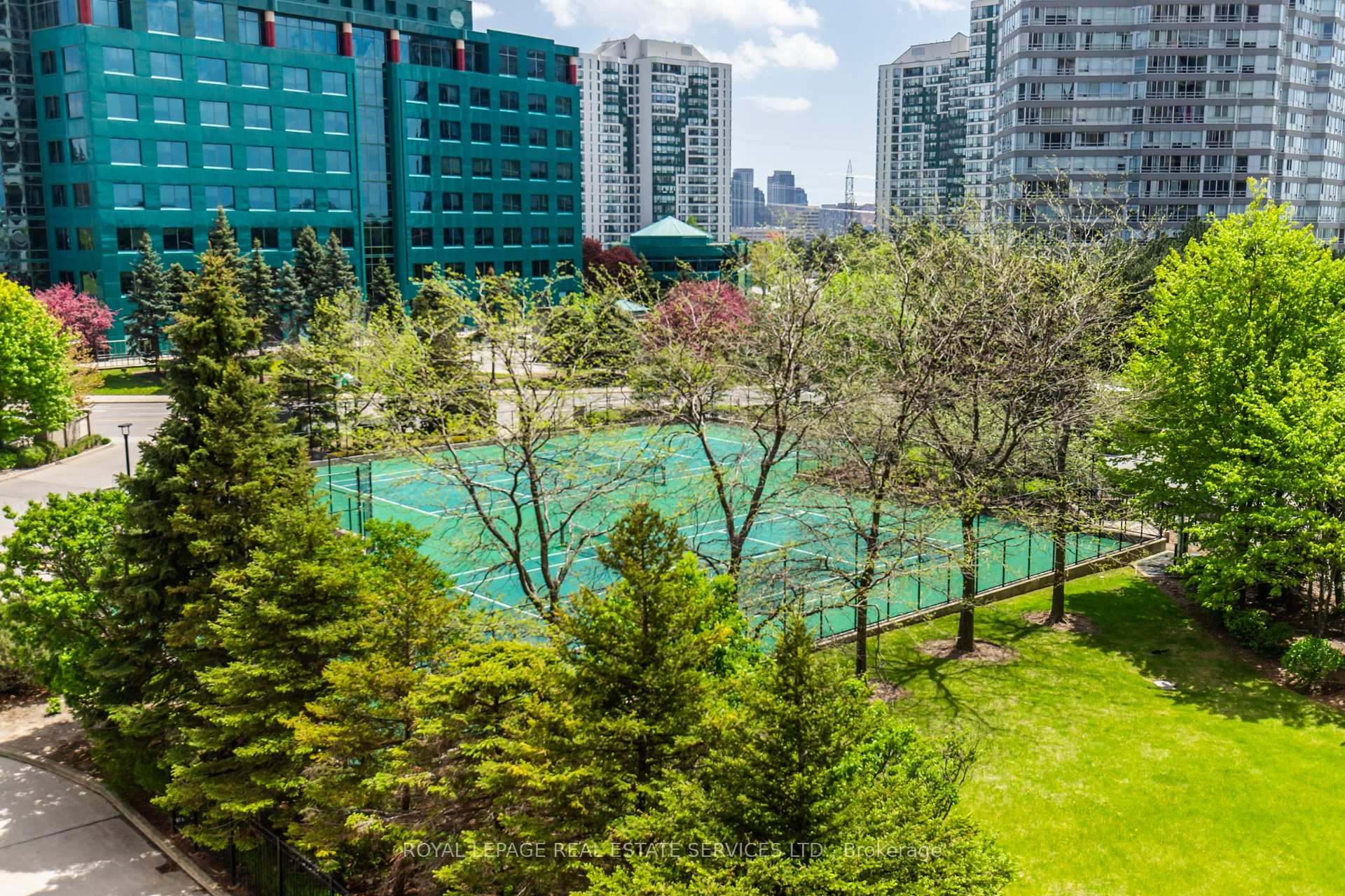3 Bedrooms Condo at 25 Kingsbridge Garden, Mississauga For sale