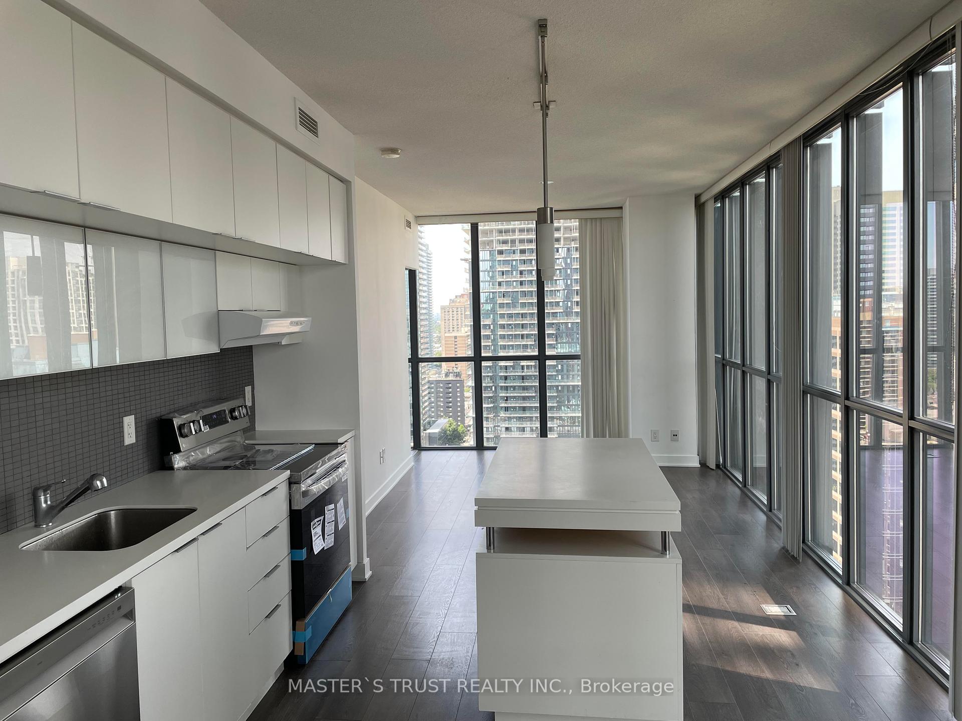 2 Bedrooms Condo at 110 Charles, Toronto For sale