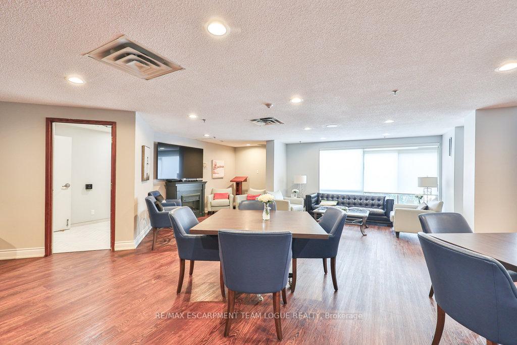 2 Bedrooms Condo at 2511 Lakeshore, Oakville For sale