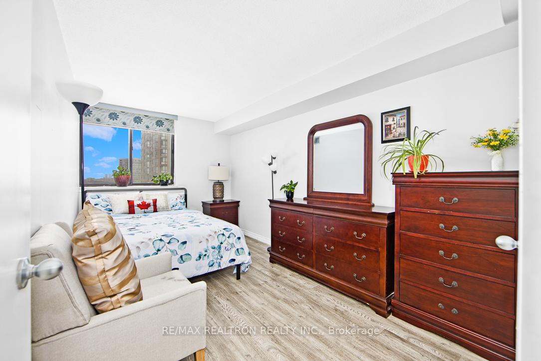 4 Bedrooms Condo at 25 Bamburgh, Toronto For sale