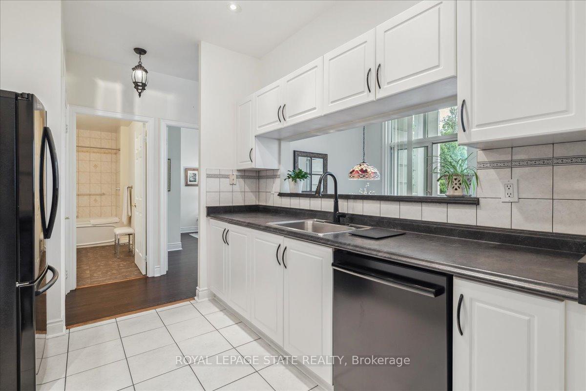 2 Bedrooms Condo at 442 Maple, Burlington For sale