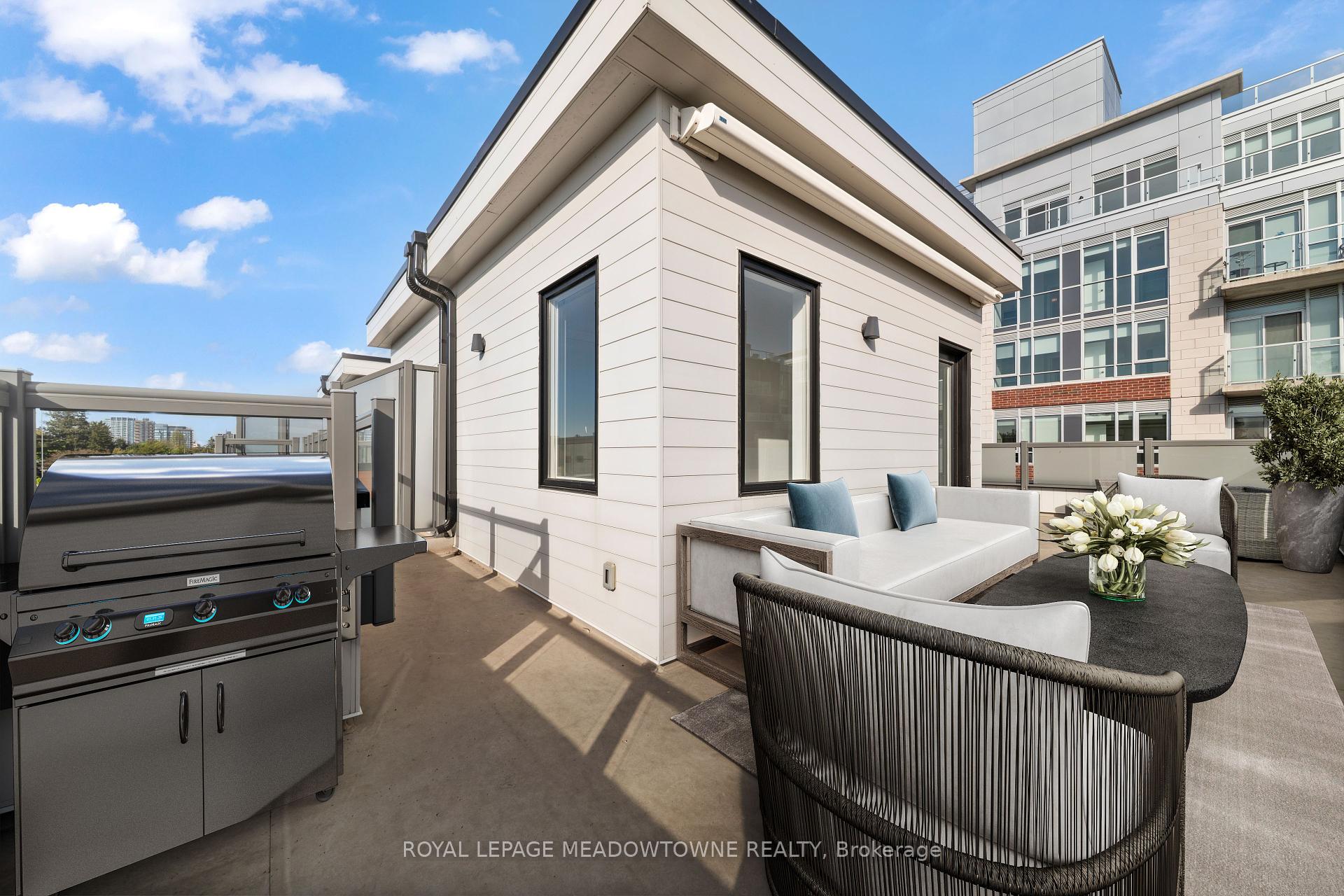4 Bedrooms Condo at 121 High, Mississauga For sale