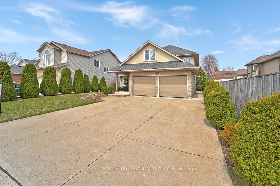 8233 Costabile Drive, Niagara Falls, ON L2H 3L2