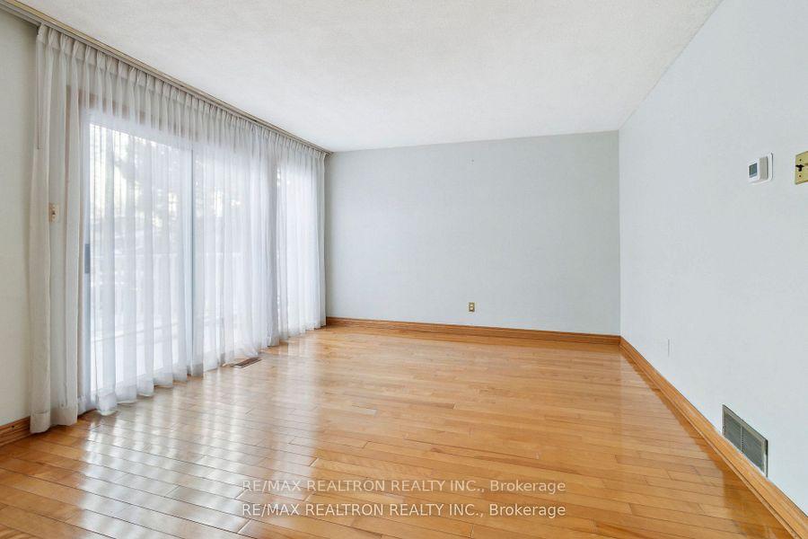 3 Bedrooms Condo at 44 Chester Le, Toronto For sale