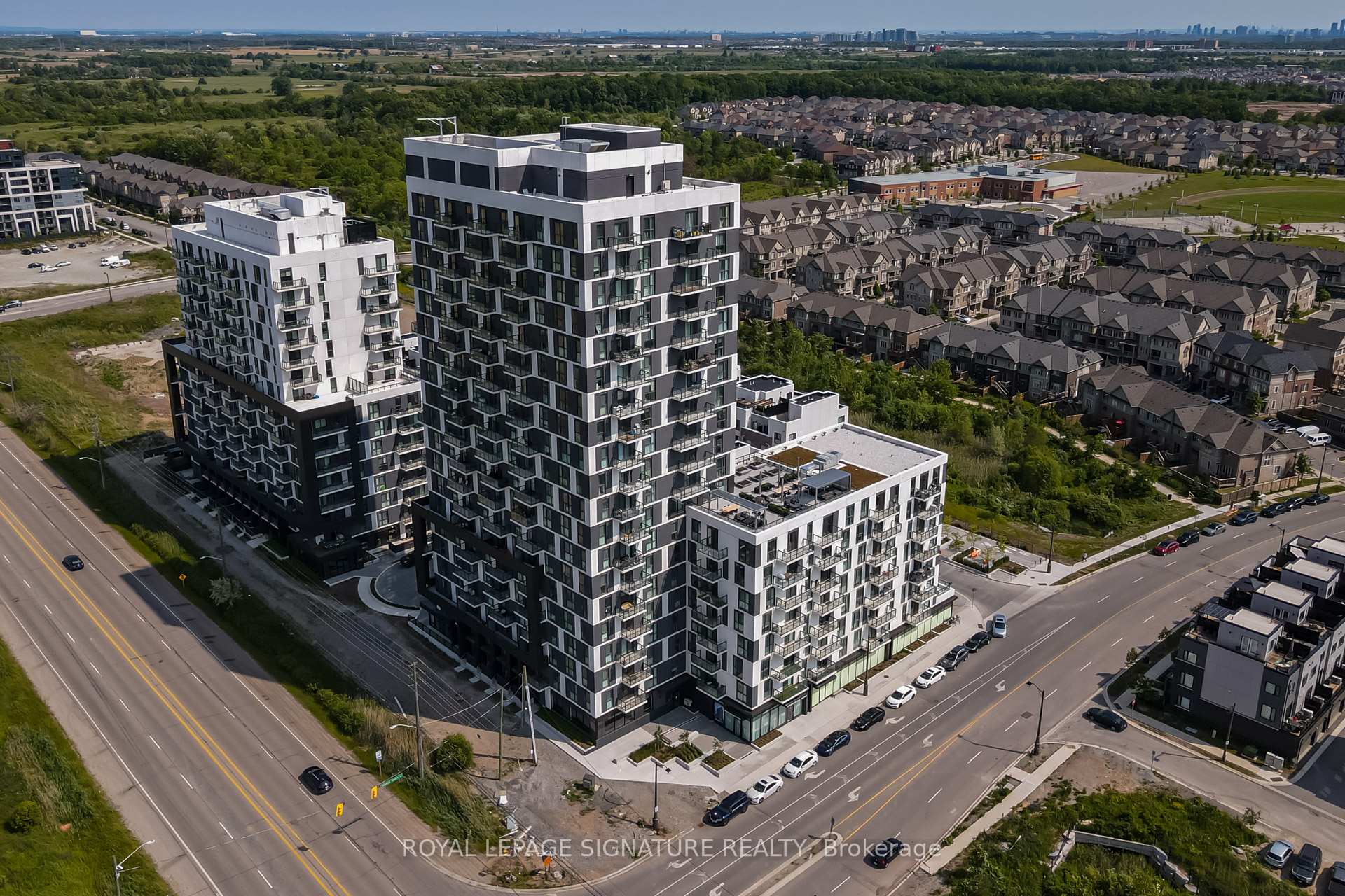 2 Bedrooms Condo at 335 Wheat Boom, Oakville For sale