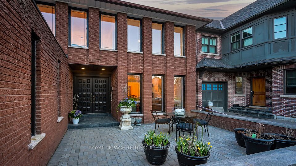 8 Ashall Boulevard, Toronto, ON M4B 3C1