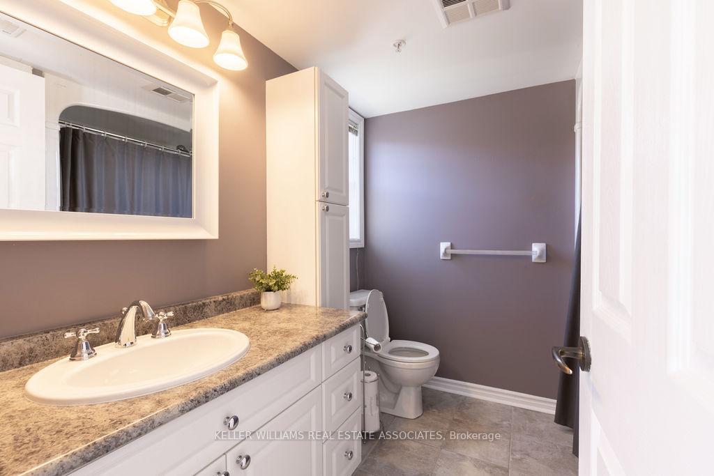2 Bedrooms Condo at 4003 Kilmer, Burlington For sale