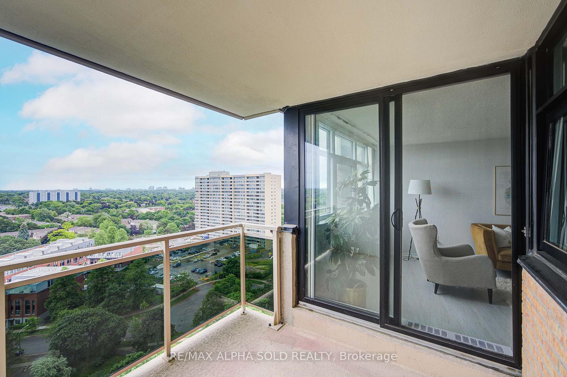 3 Bedrooms Condo at 100 Echo Point, Toronto For sale