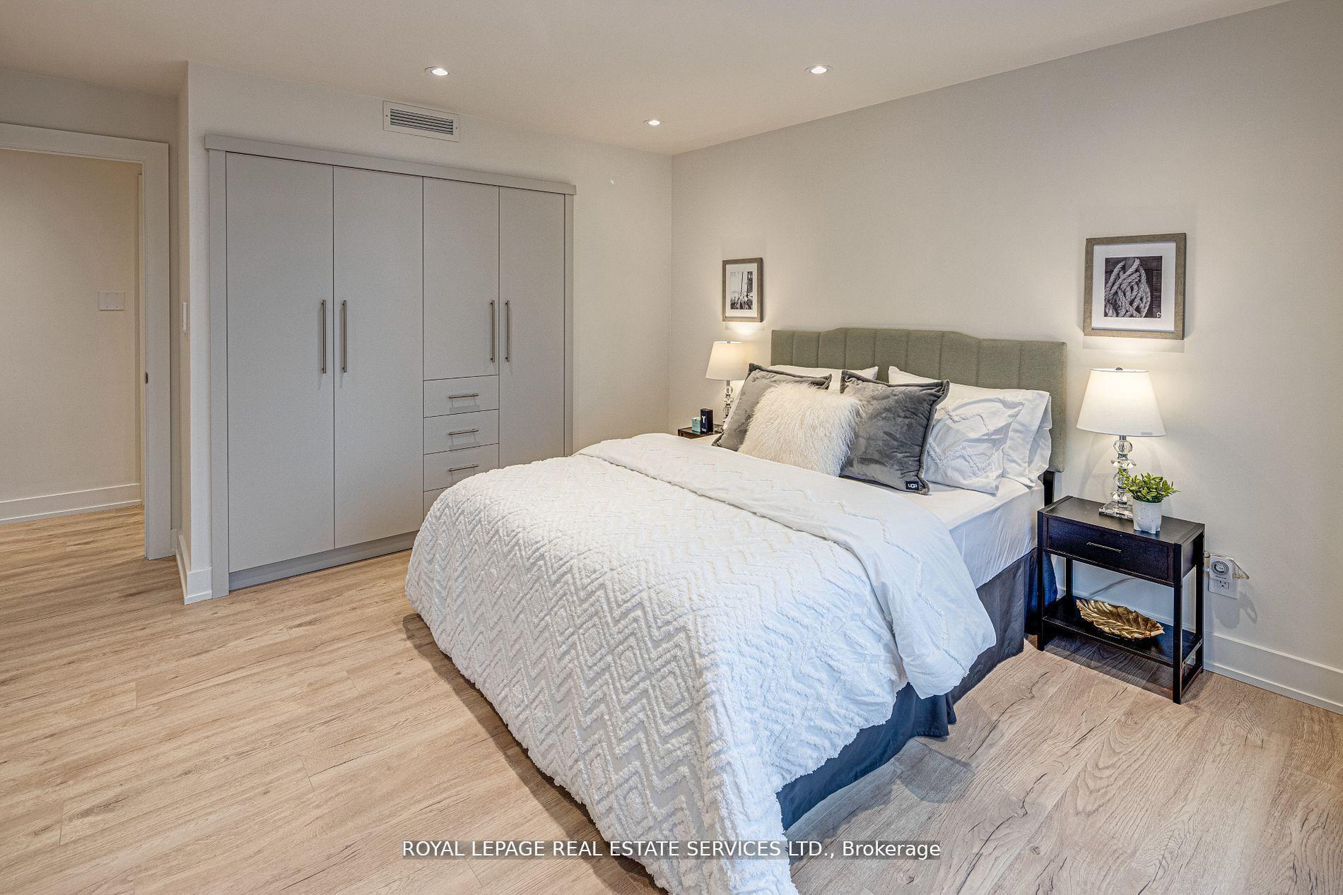 2 Bedrooms Condo at 175 Cumberland, Toronto For sale