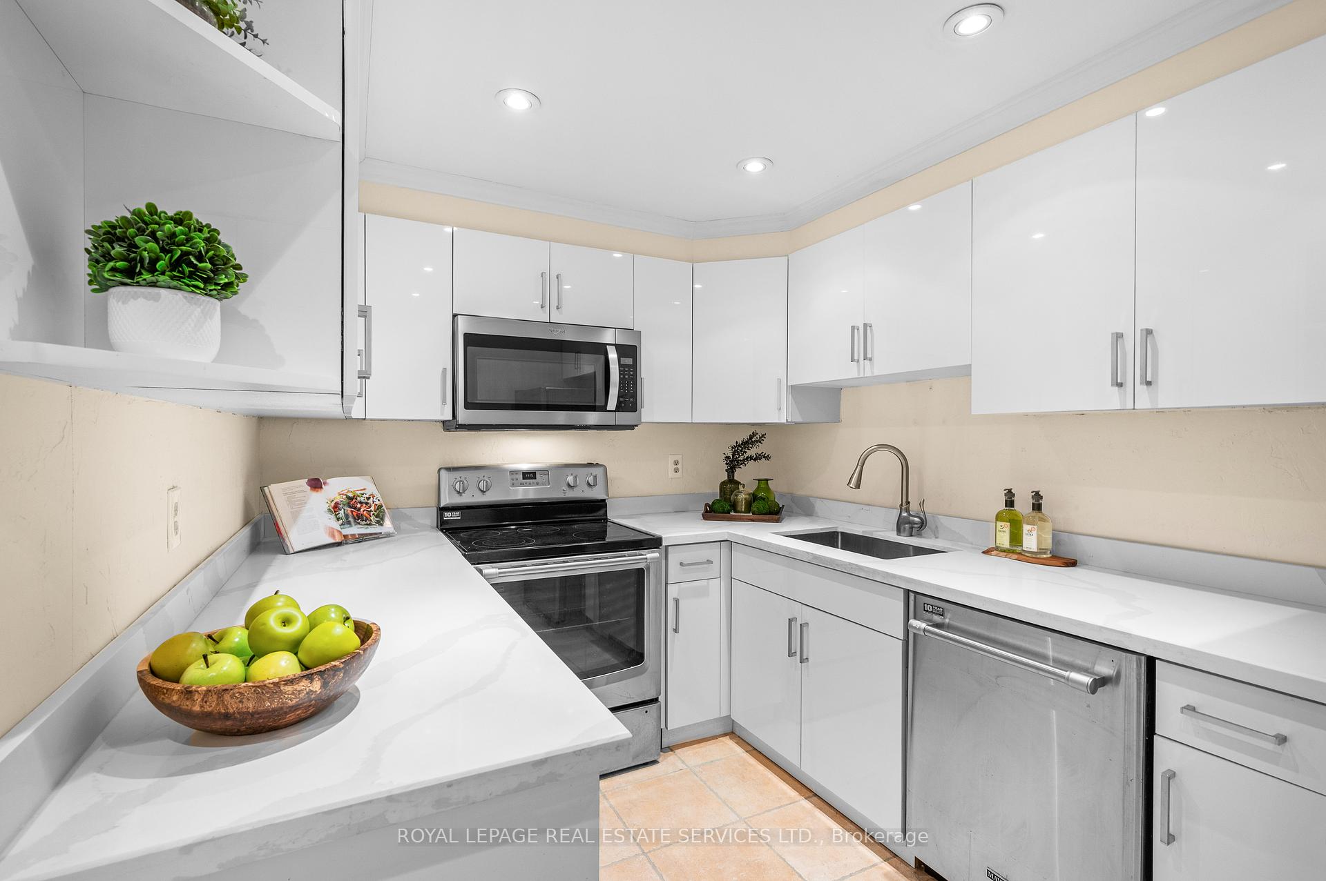 2 Bedrooms Condo at 102 Bronte,  Oakville For sale