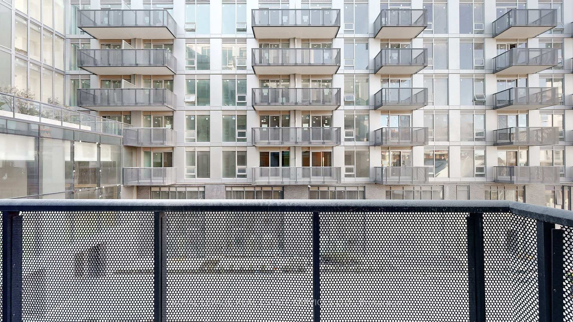 2 Bedrooms Condo at 2450 Old Bronte, Oakville For sale