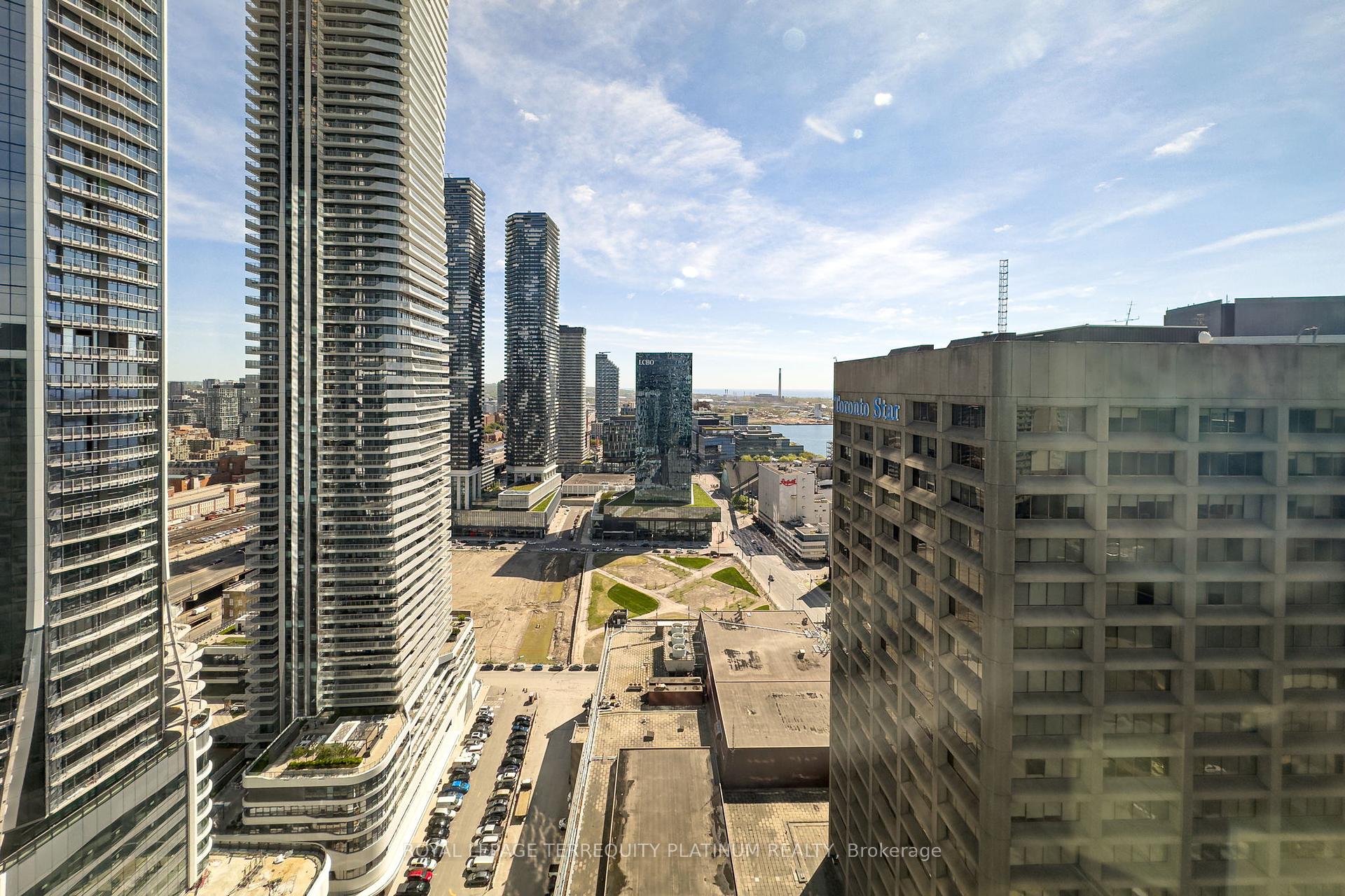 2 Bedrooms Condo at 10 Yonge, Toronto For sale