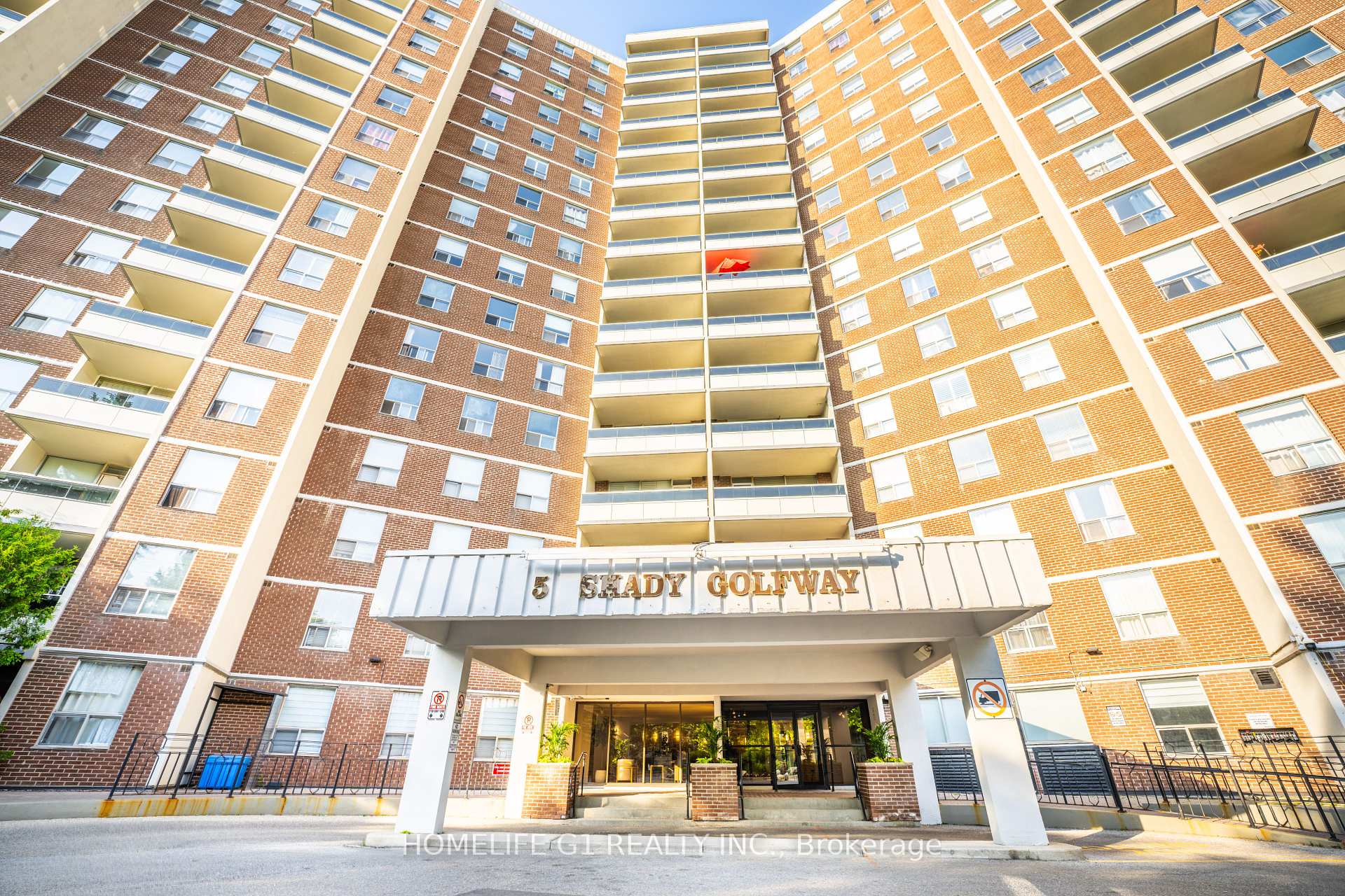 3 Bedrooms Condo at 5 Shady, Toronto For sale