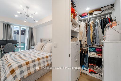 2 Bedrooms Condo at 70 Roehampton,  Toronto For sale