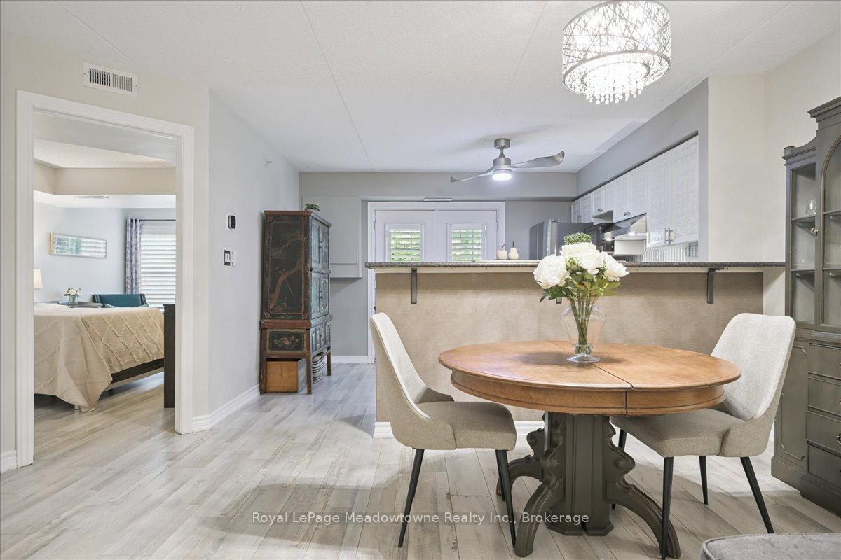 2 Bedrooms Condo at 1450 Bishops, Oakville For sale