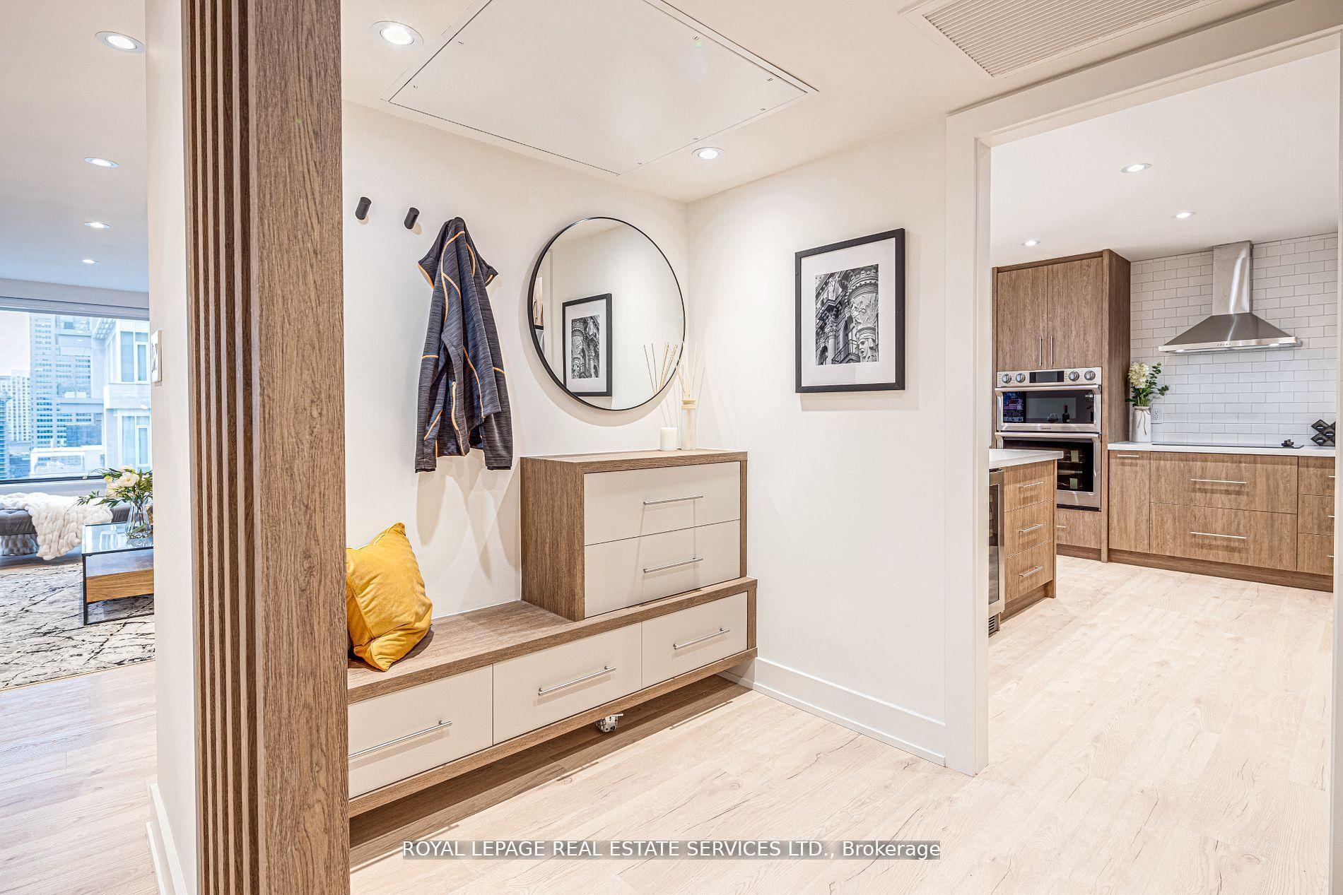 2 Bedrooms Condo at 175 Cumberland, Toronto For sale