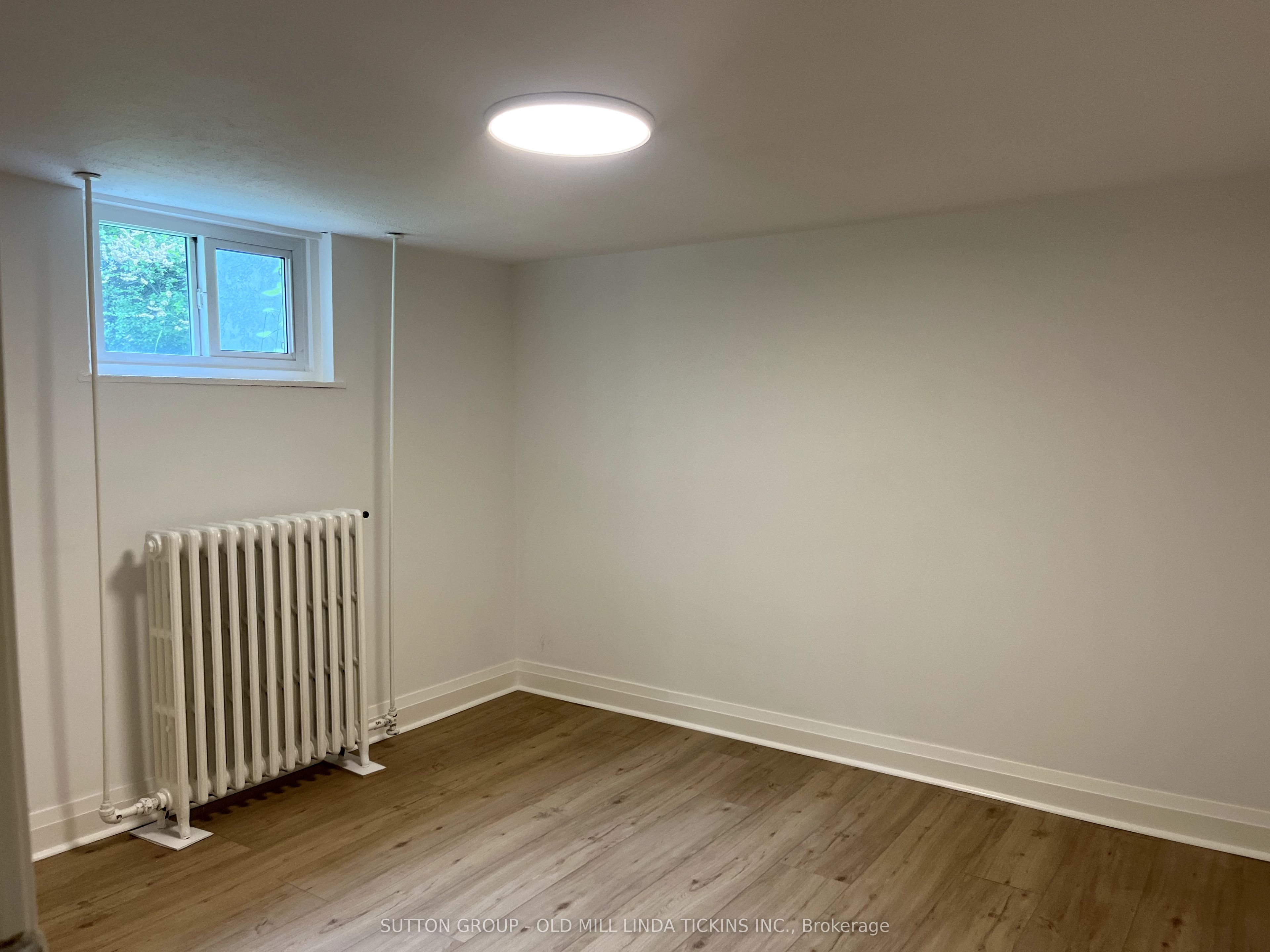 71 Royalavon Crescent, #Basement