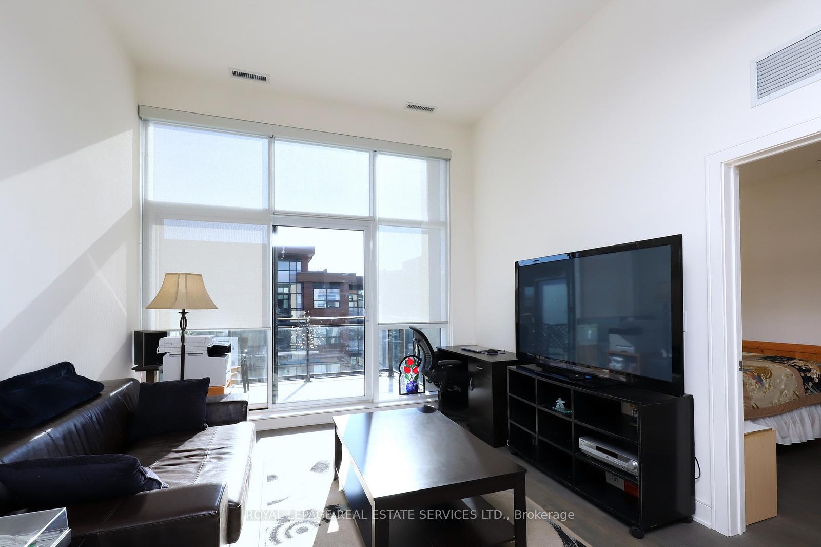 2 Bedrooms Condo at 1575 Lakeshore, Mississauga For sale