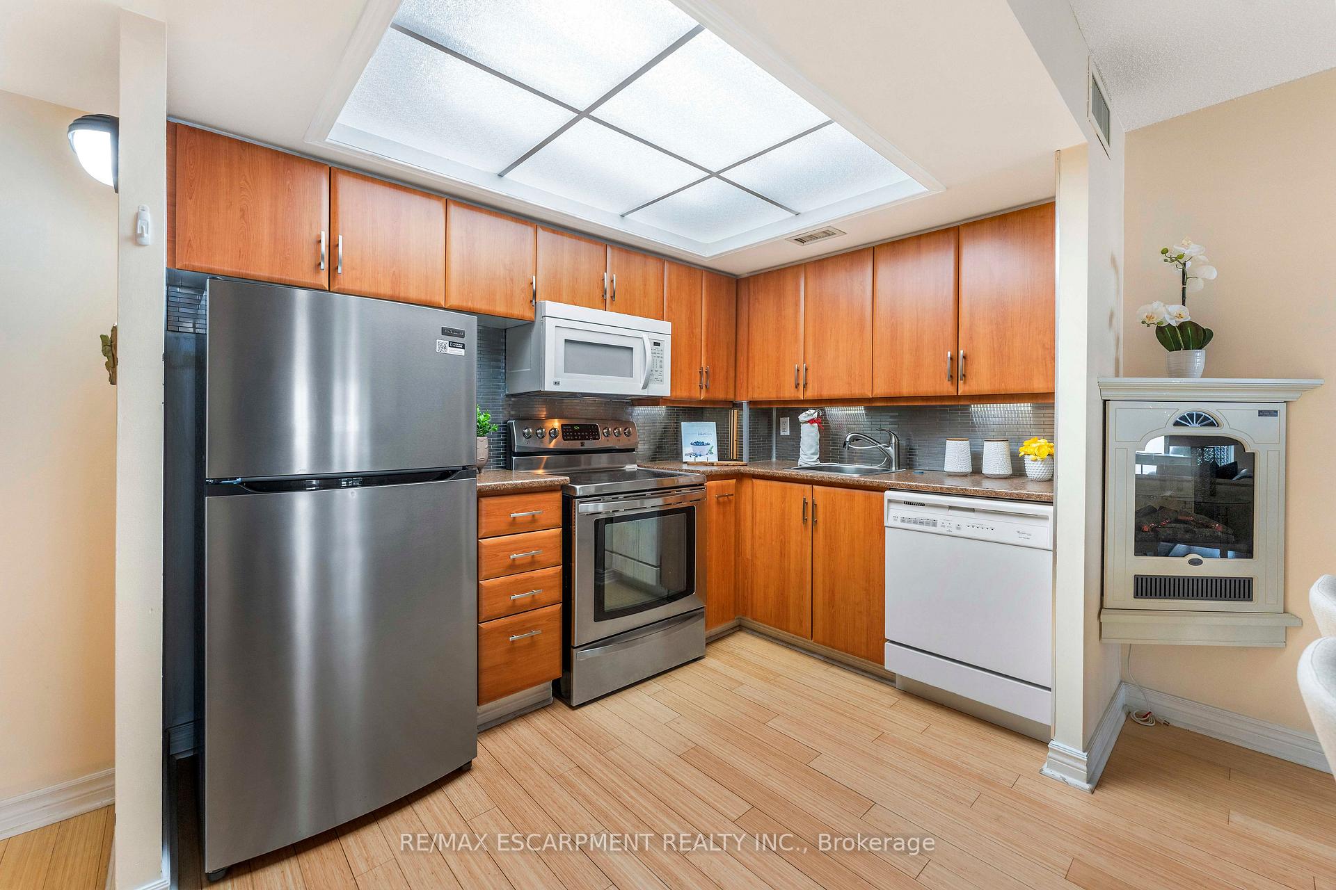 3 Bedrooms Condo at 65 Scadding, Toronto For sale