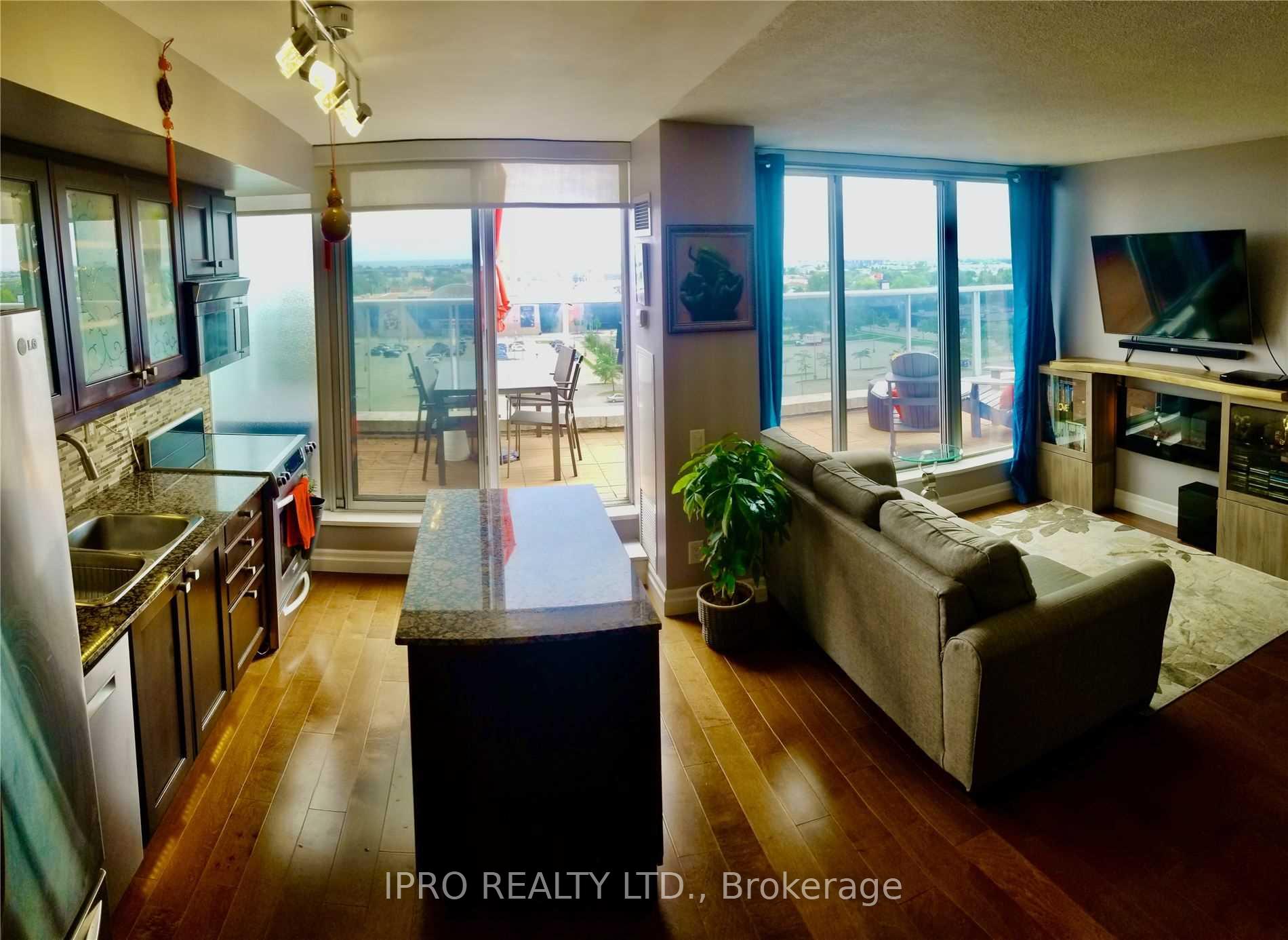 3 Bedrooms Condo at 1040 The Queensway,  Toronto For sale
