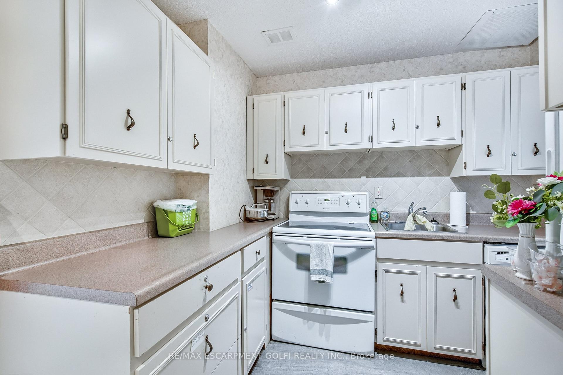 2 Bedrooms Condo at 222 Jackson,  Hamilton For sale
