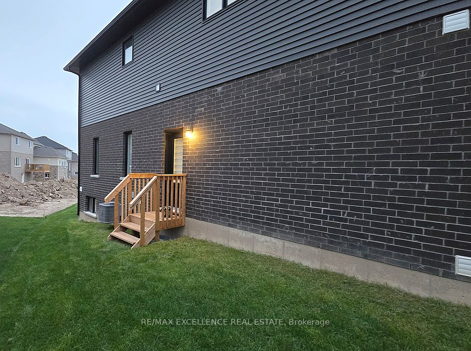 30 Whelan Court, Thorold, ON L2V 0M3