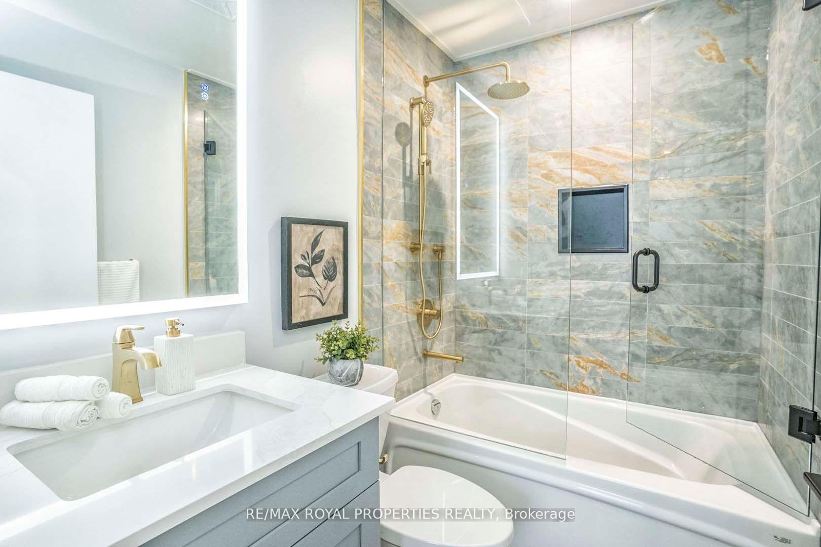 3 Bedrooms Condo at 38 Lee Centre,  Toronto For sale