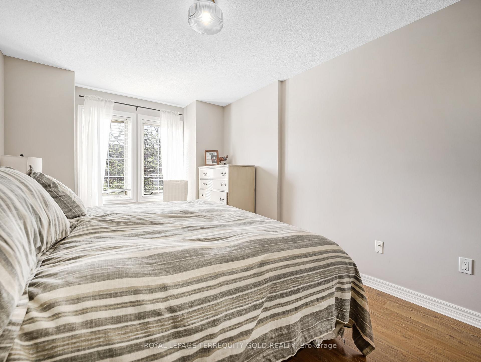 3 Bedrooms Condo at 4045 Upper Middle, Burlington For sale