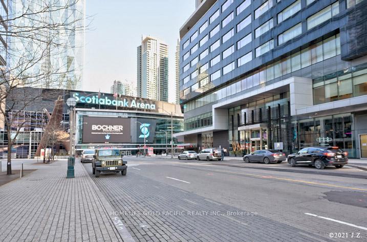 3 Bedrooms Condo at 14 York, Toronto For sale