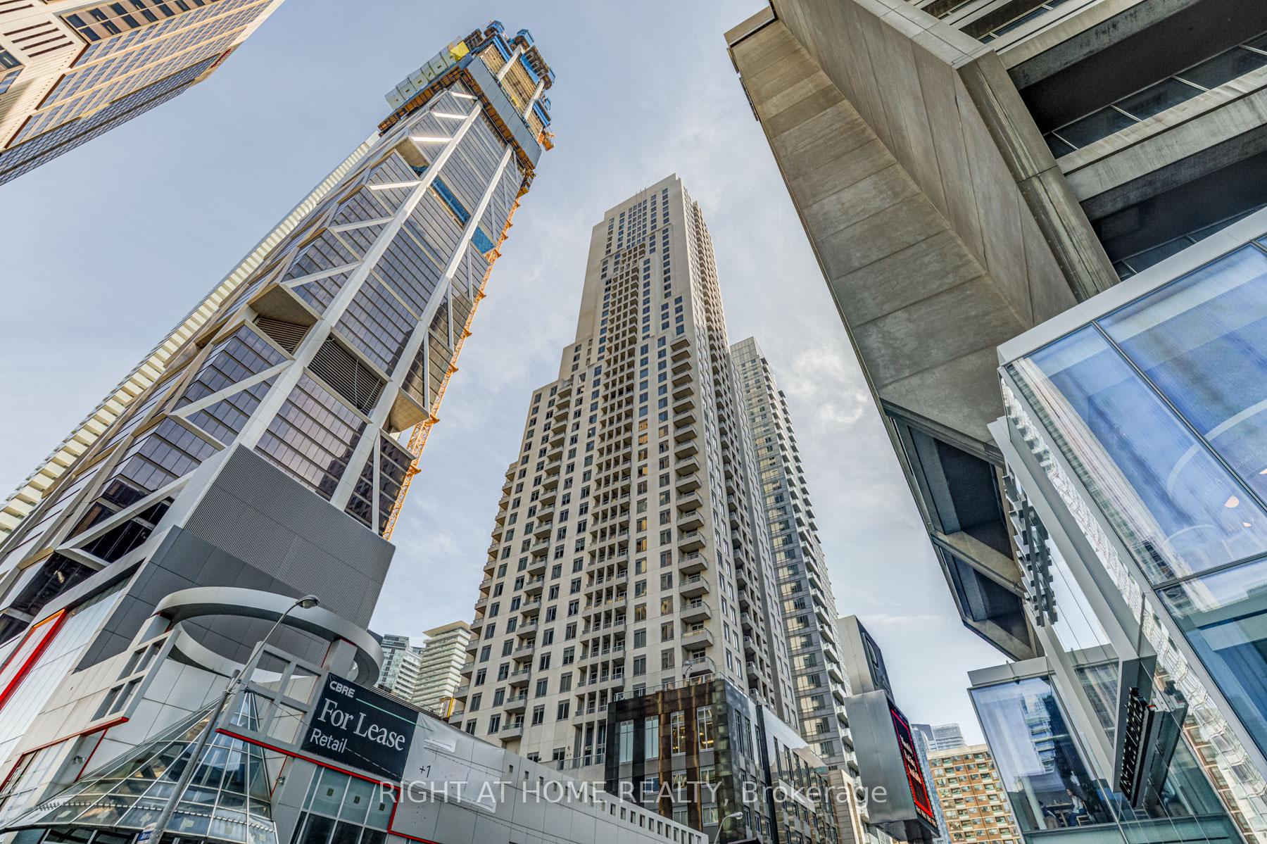 2 Bedrooms Condo at 35 Balmuto,  Toronto For sale