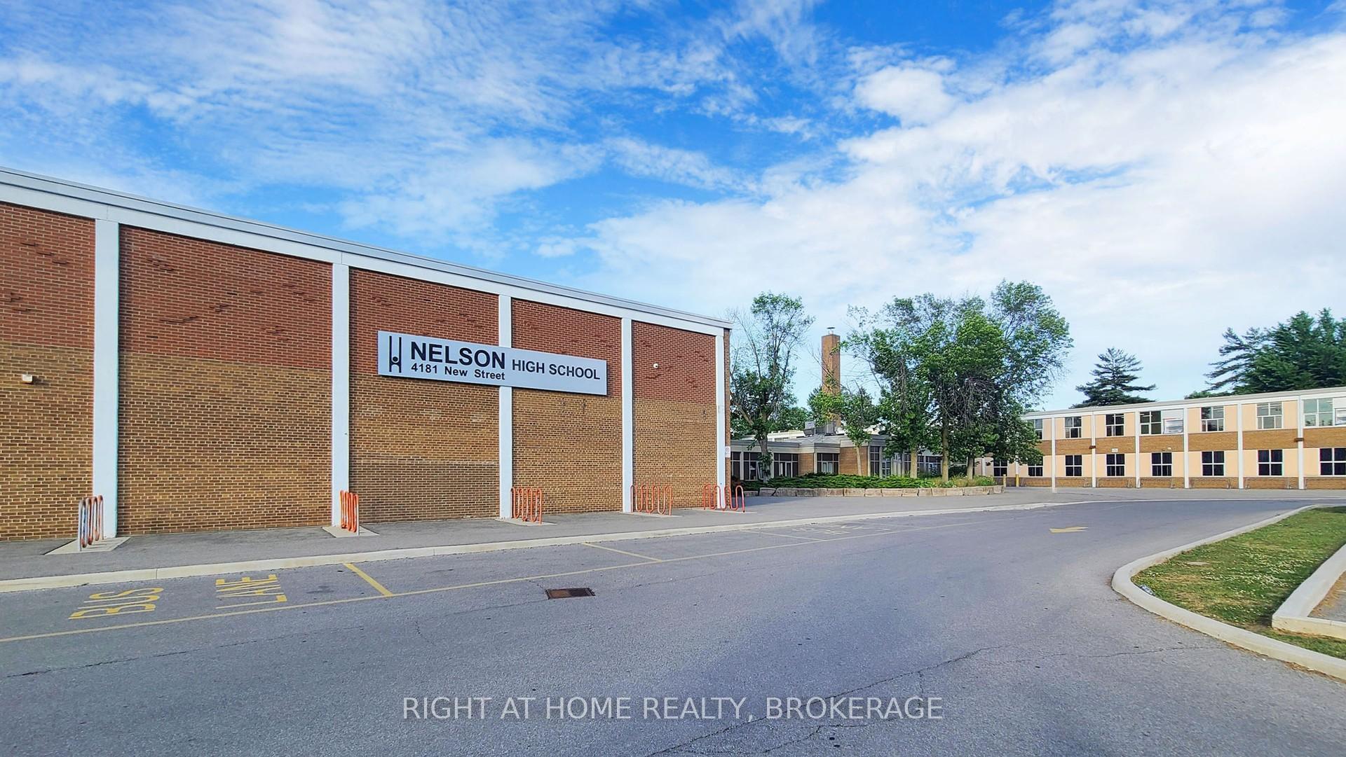 4 Bedrooms Condo at 4193 Longmoor, Burlington For sale