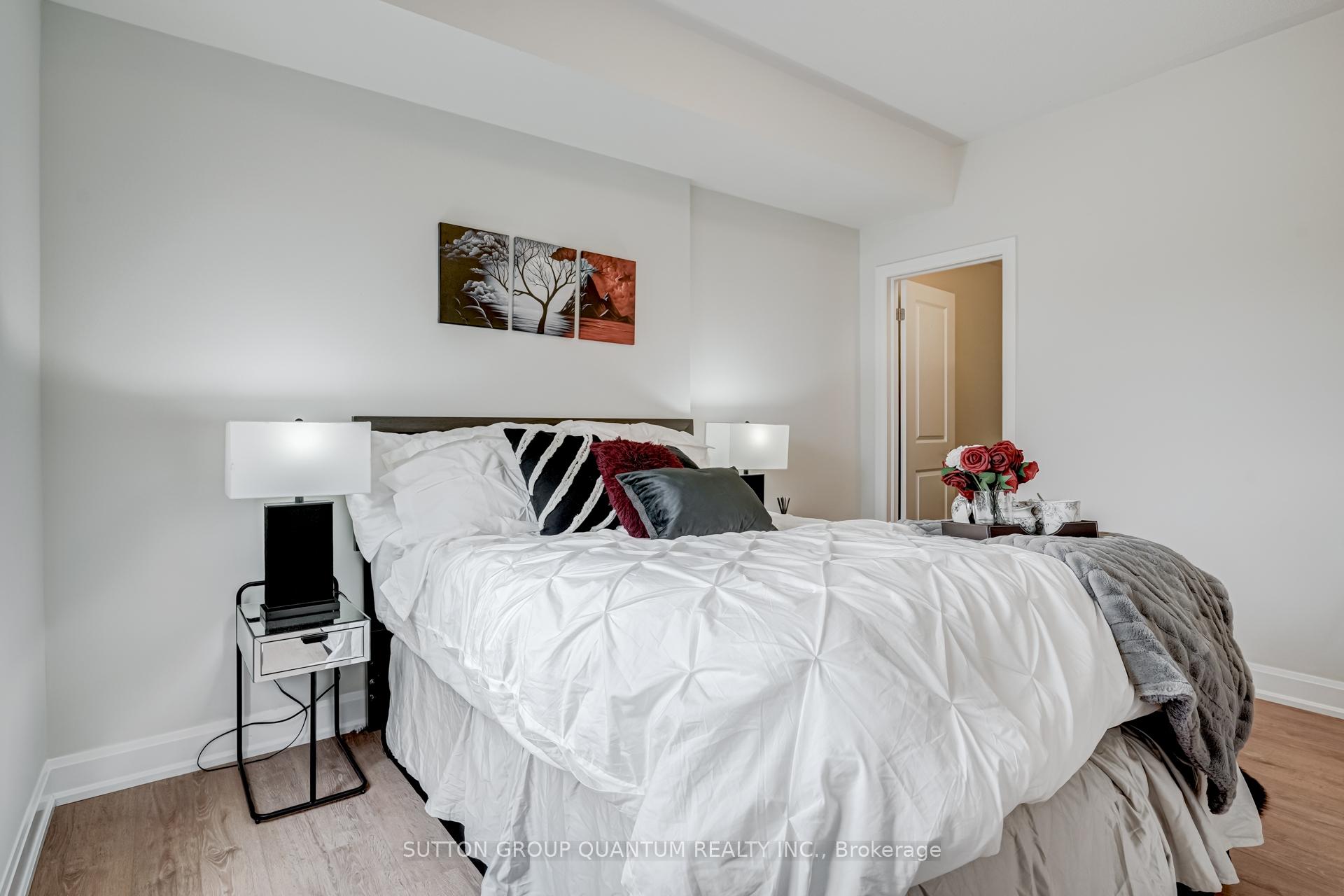 2 Bedrooms Condo at 275 Roxton, Oakville For sale