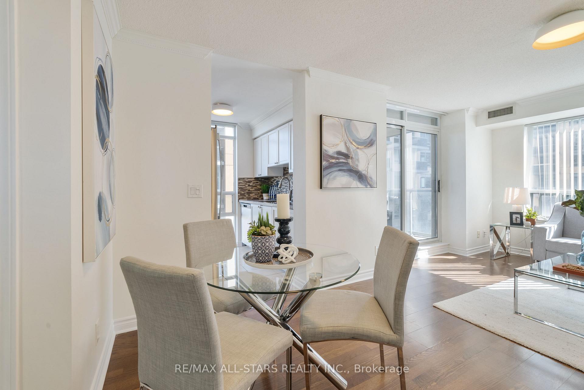 2 Bedrooms Condo at 5 Michael Power, Toronto For sale