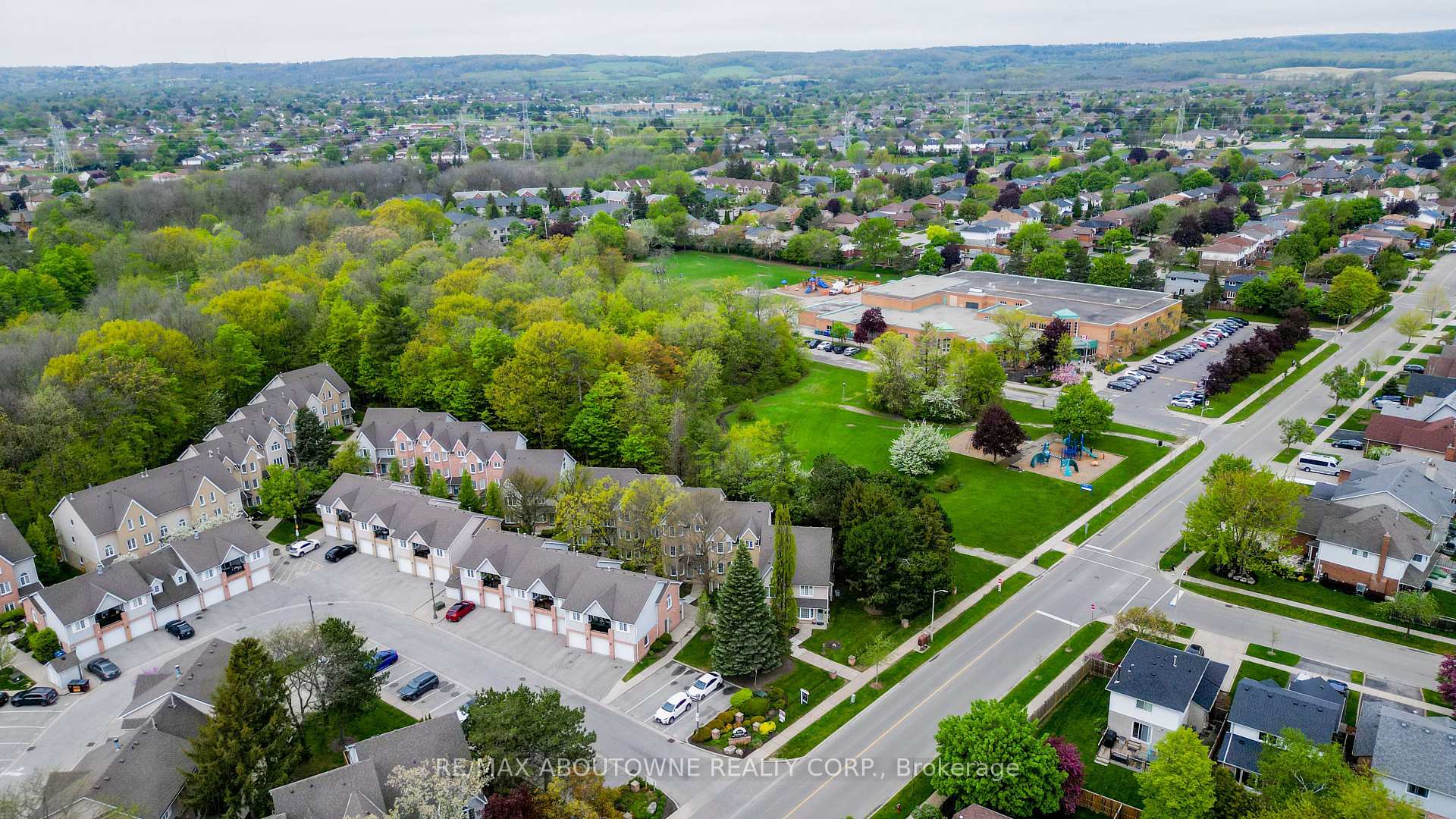 2 Bedrooms Condo at 2110 Cleaver, Burlington For sale