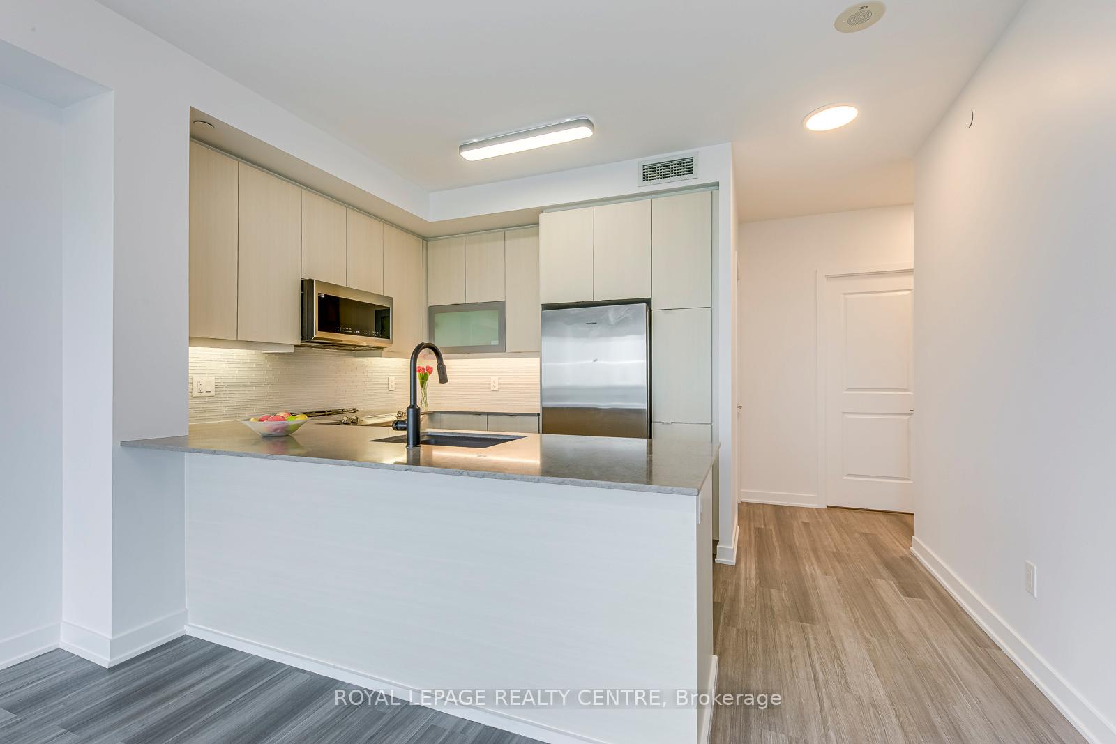 2 Bedrooms Condo at 4633 Glen Erin, Mississauga For sale