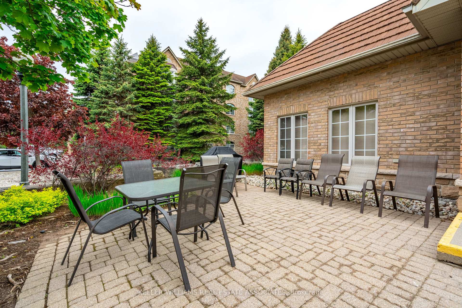 2 Bedrooms Condo at 216 Plains, Burlington For sale