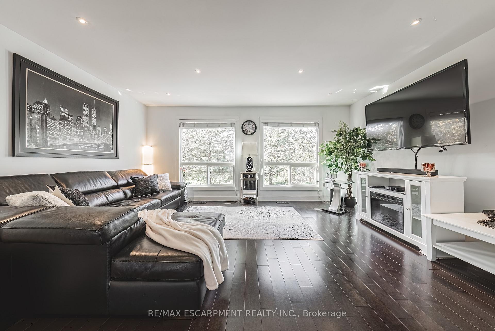 3 Bedrooms Condo at 1155 Paramount, Hamilton For sale