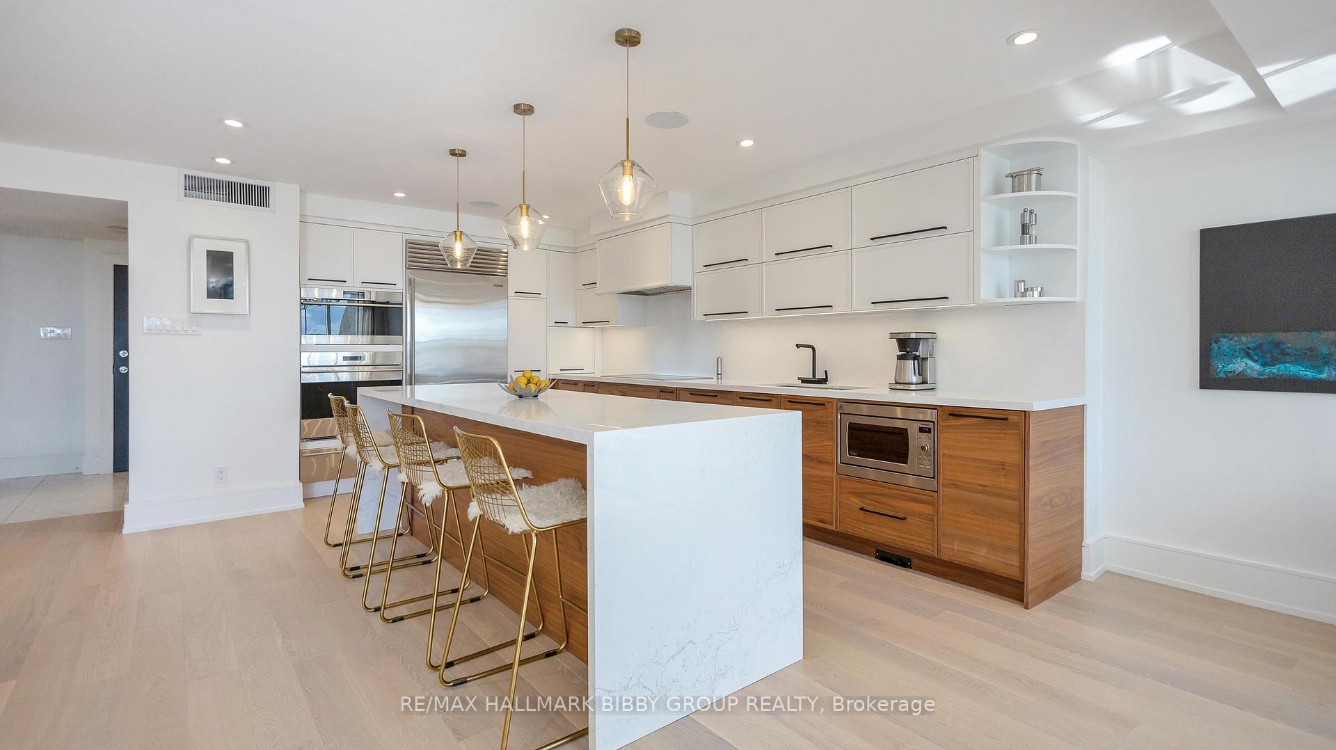 3 Bedrooms Condo at 99 Harbour, Toronto For sale