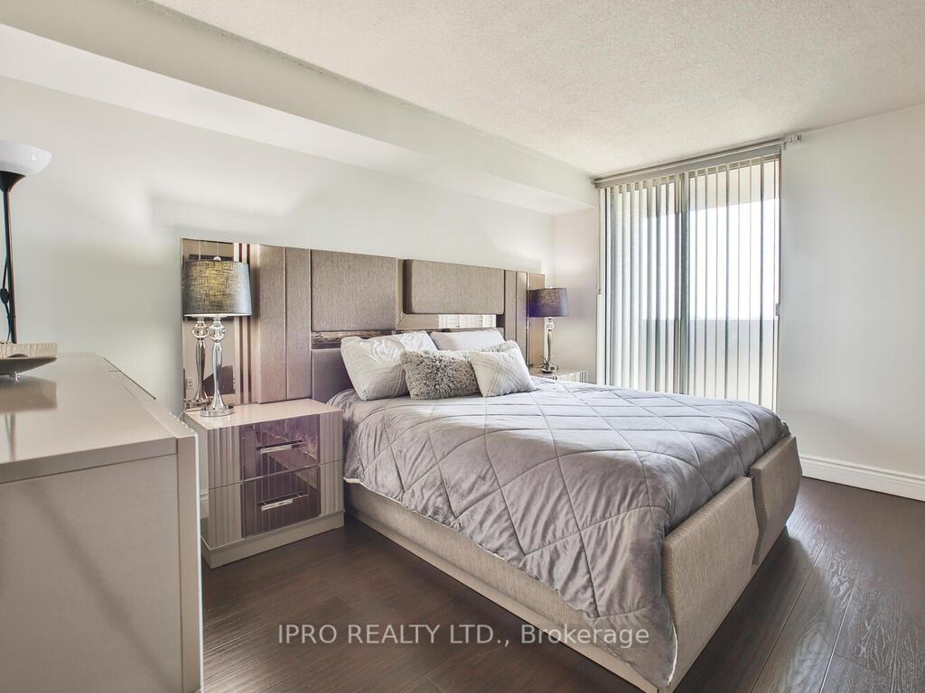 3 Bedrooms Condo at 330 Rathburn, Mississauga For sale