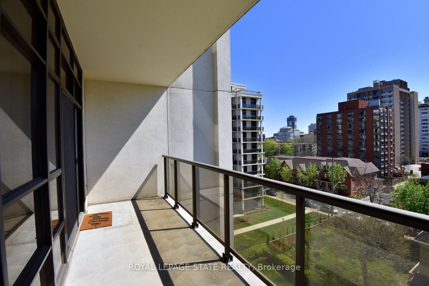 2 Bedrooms Condo at 90 Charlton, Hamilton For sale