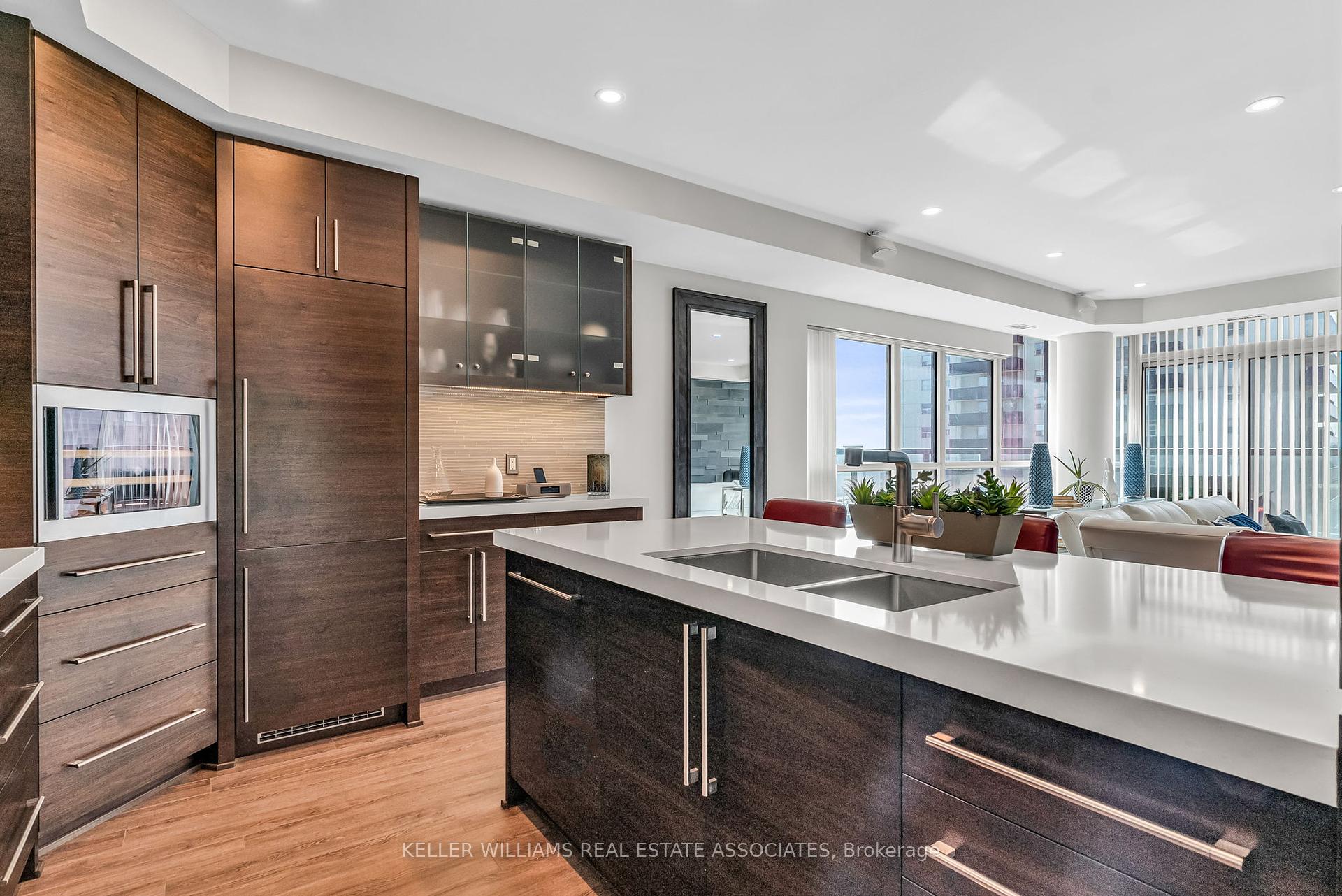 2 Bedrooms Condo at 1 Hurontario, Mississauga For sale