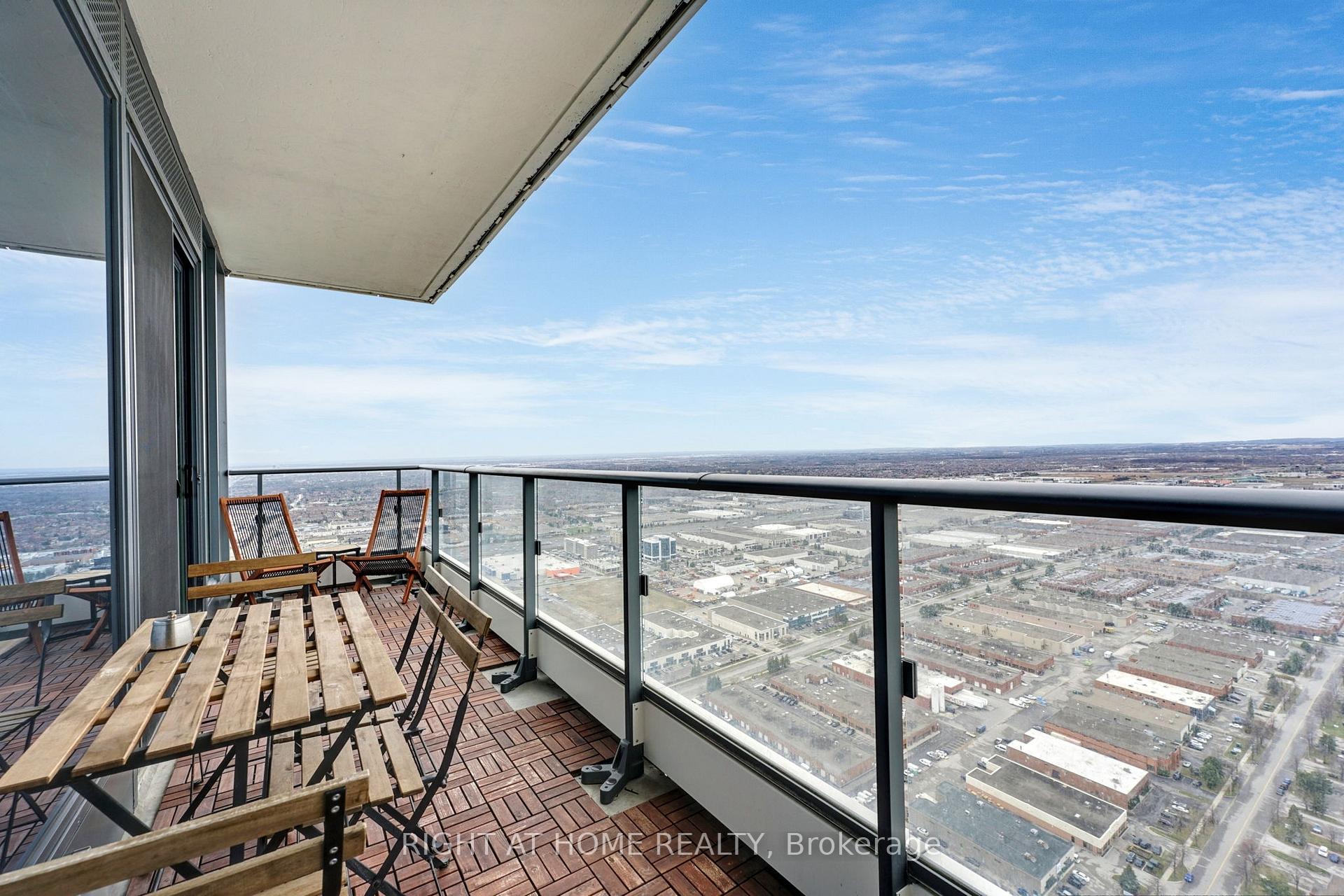 2 Bedrooms Condo at 898 Portage, Vaughan For sale