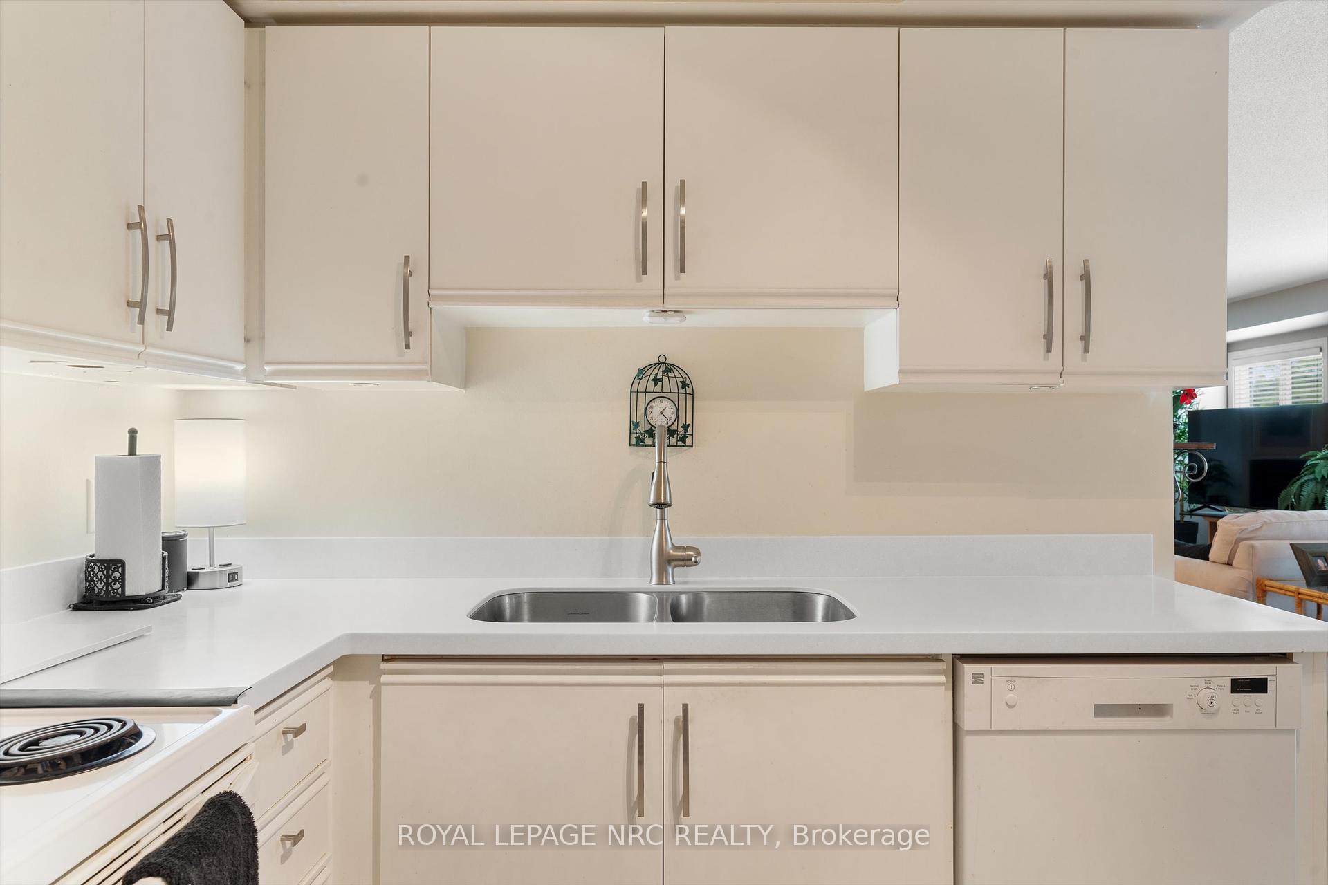 2 Bedrooms Condo at 2530 Northhampton, Burlington For sale